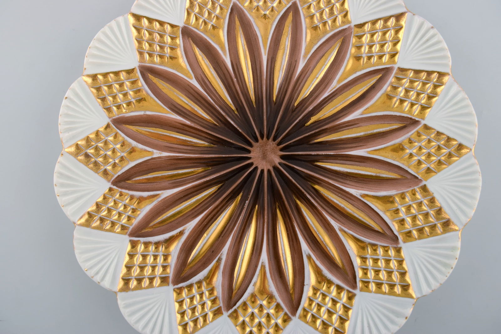 Two antique Meissen plates in hand-painted porcelain. Light brown flowers and gold decoration. Early - 3