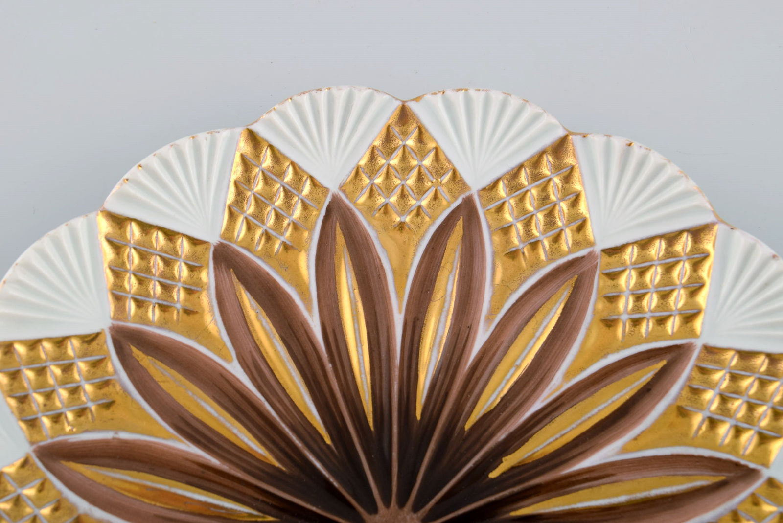 Two antique Meissen plates in hand-painted porcelain. Light brown flowers and gold decoration. Early - 4