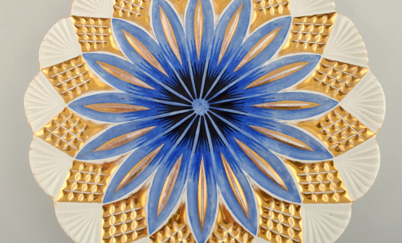 Two antique Meissen plates in hand-painted porcelain. Blue flowers and gold decoration. Early 20th - 4