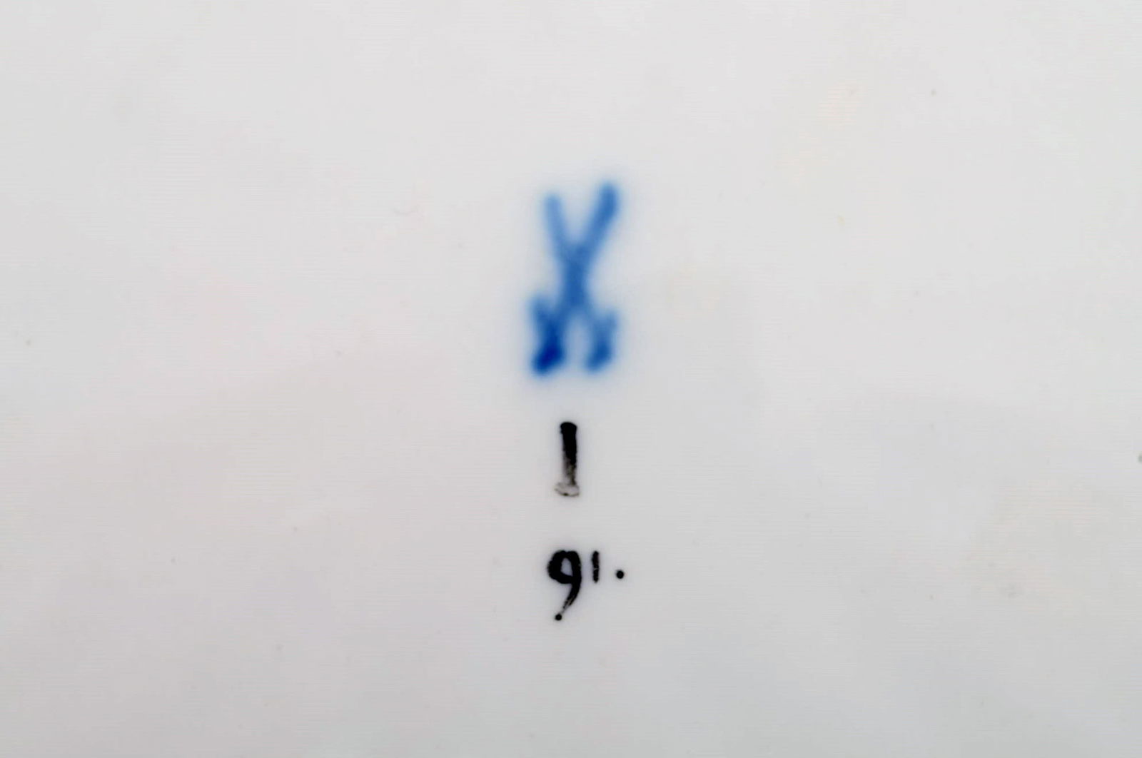 Two antique Meissen plates in hand-painted porcelain. Blue flowers and gold decoration. Early 20th - 5