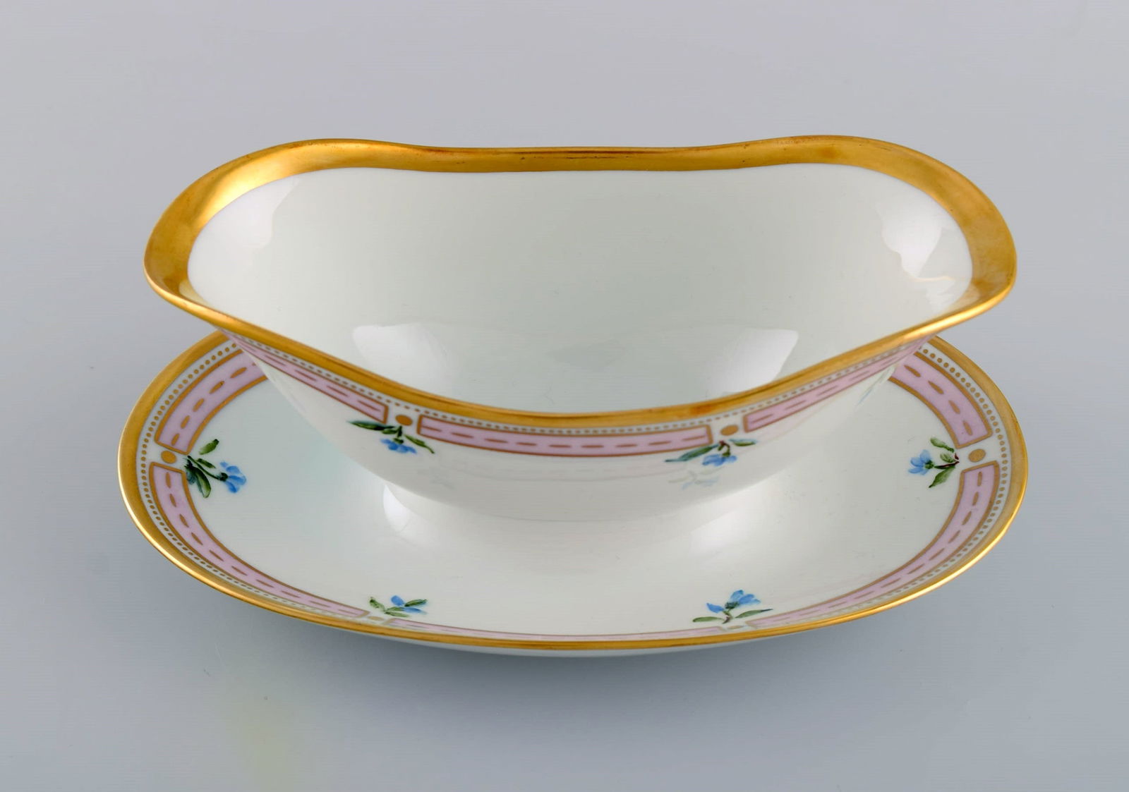 Bing & Grøndahl porcelain sauce boat with hand-painted flowers and gold decoration. Flora - 4