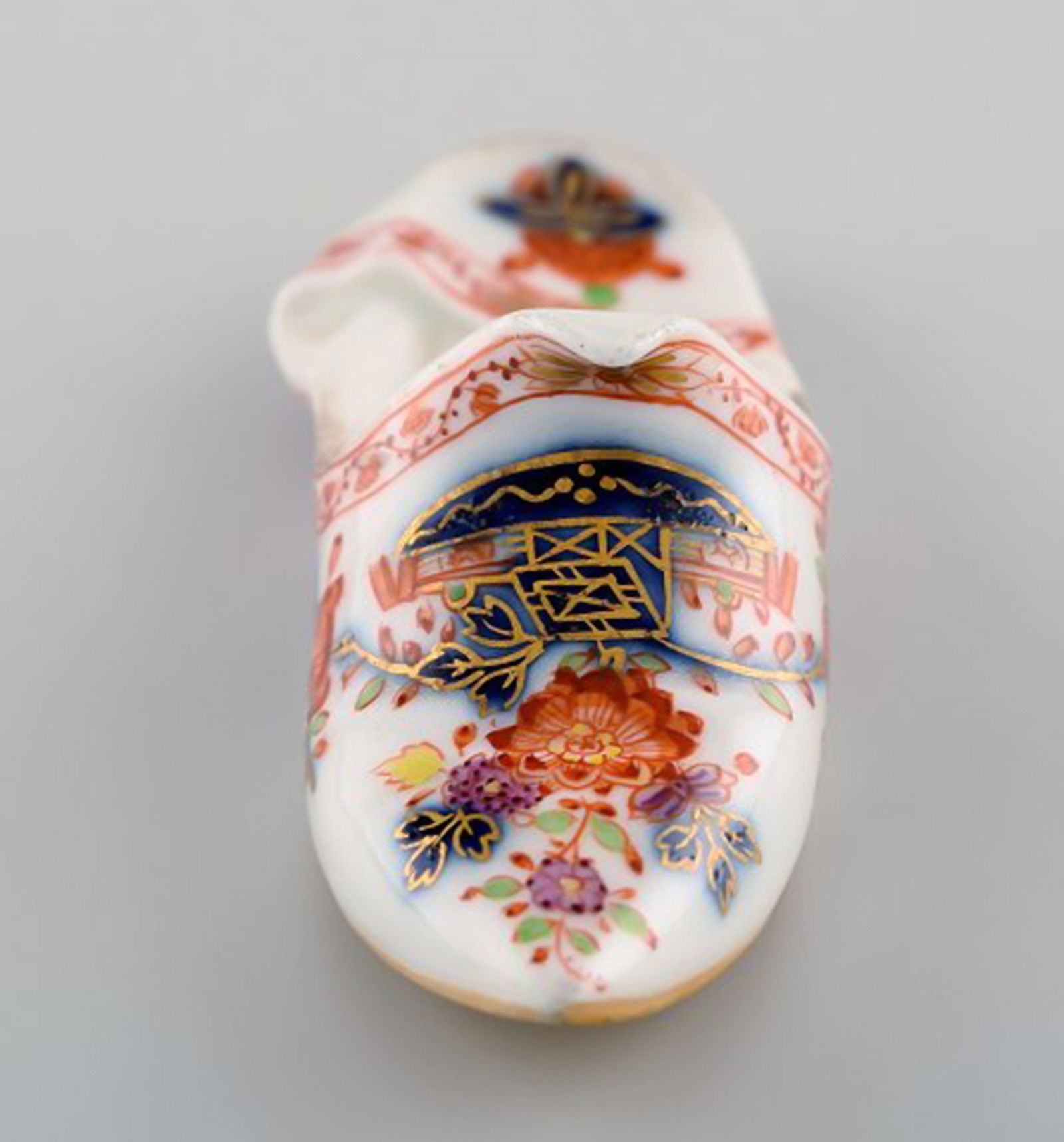 Antique Meissen slipper in hand-painted porcelain with floral motifs and gold edge. Early 19th - 2
