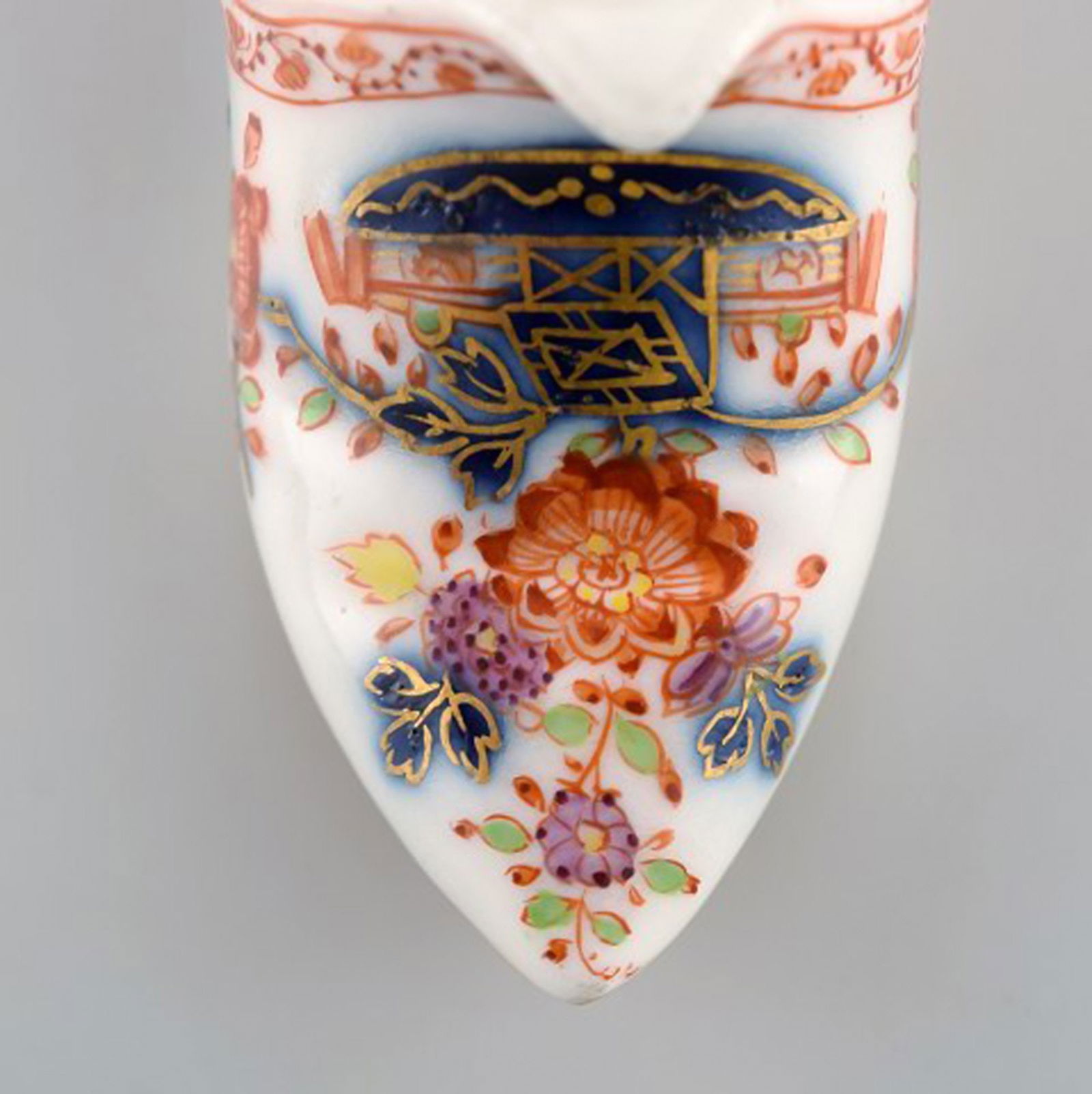 Antique Meissen slipper in hand-painted porcelain with floral motifs and gold edge. Early 19th - 5