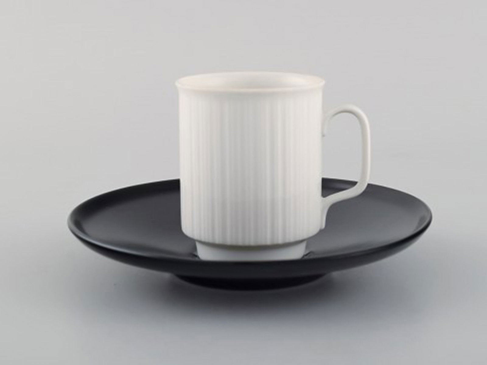 Tapio Wirkkala for Rosenthal. Four porcelain noire mocha cups with saucers in black and white fluted - 2