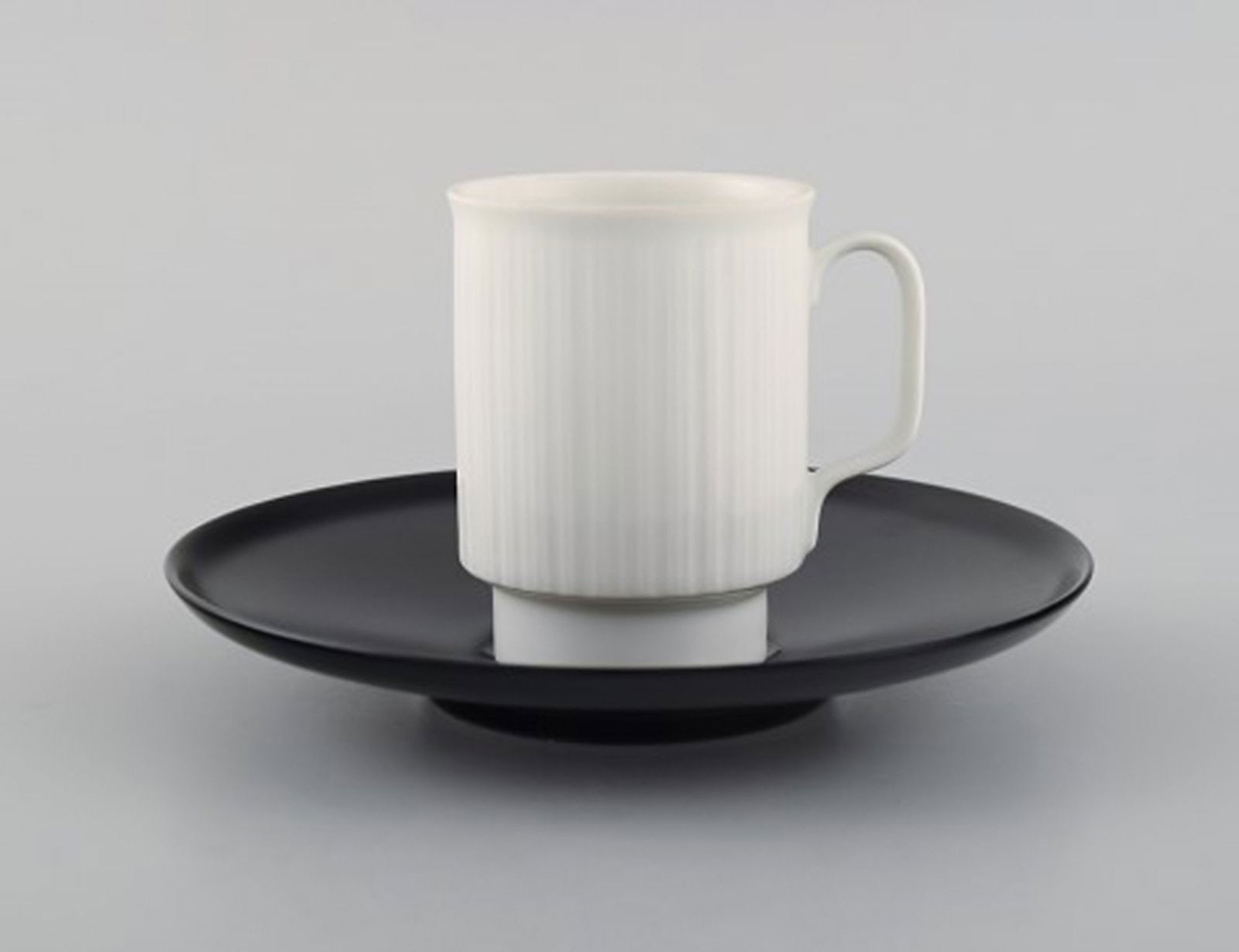 Tapio Wirkkala for Rosenthal. Five porcelain noire mocha cups with saucers and sugar bowl in black - 2