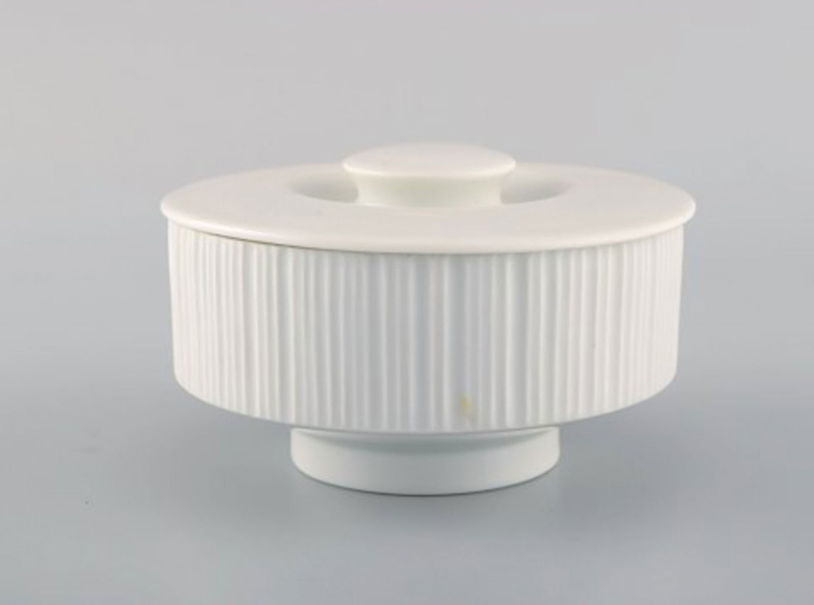 Tapio Wirkkala for Rosenthal. Five porcelain noire mocha cups with saucers and sugar bowl in black - 5