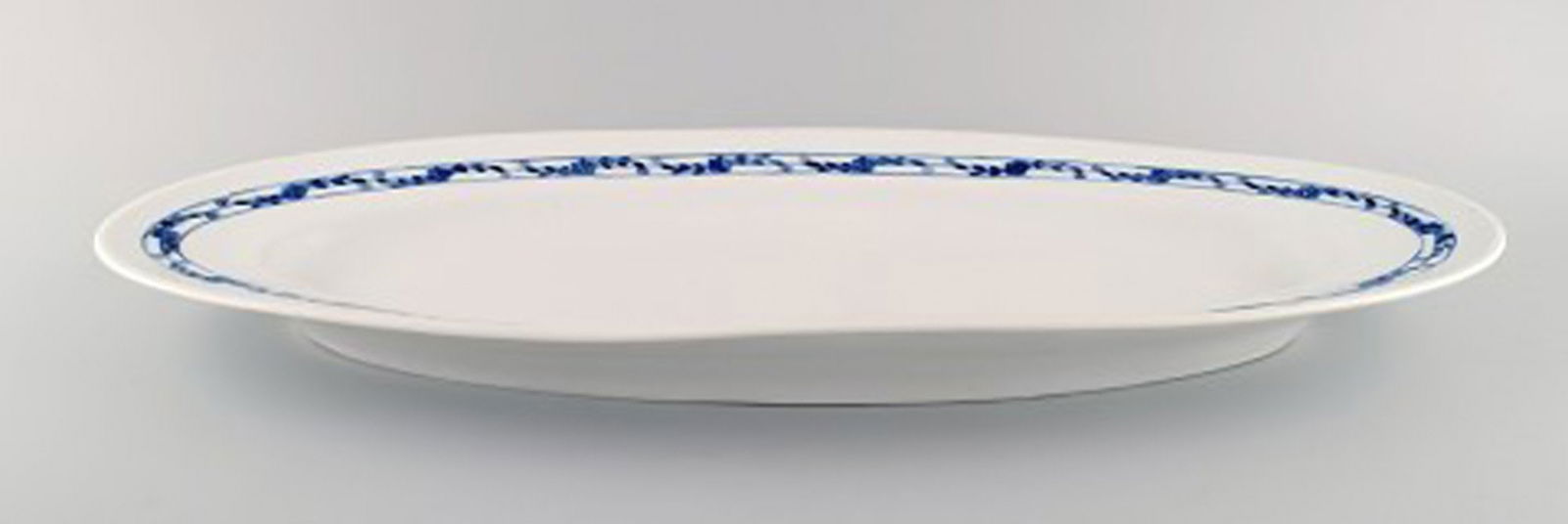 Early and large Royal Copenhagen Rosebud / Blue Rose fish dish in hand-painted porcelain. # - 2