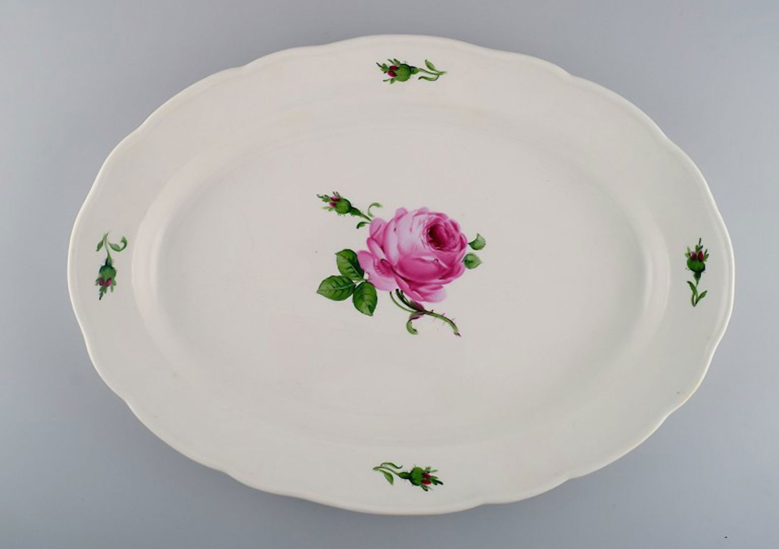Colossal antique Meissen serving dish in hand-painted porcelain with pink roses. Early 20th century. (1 of 5)
