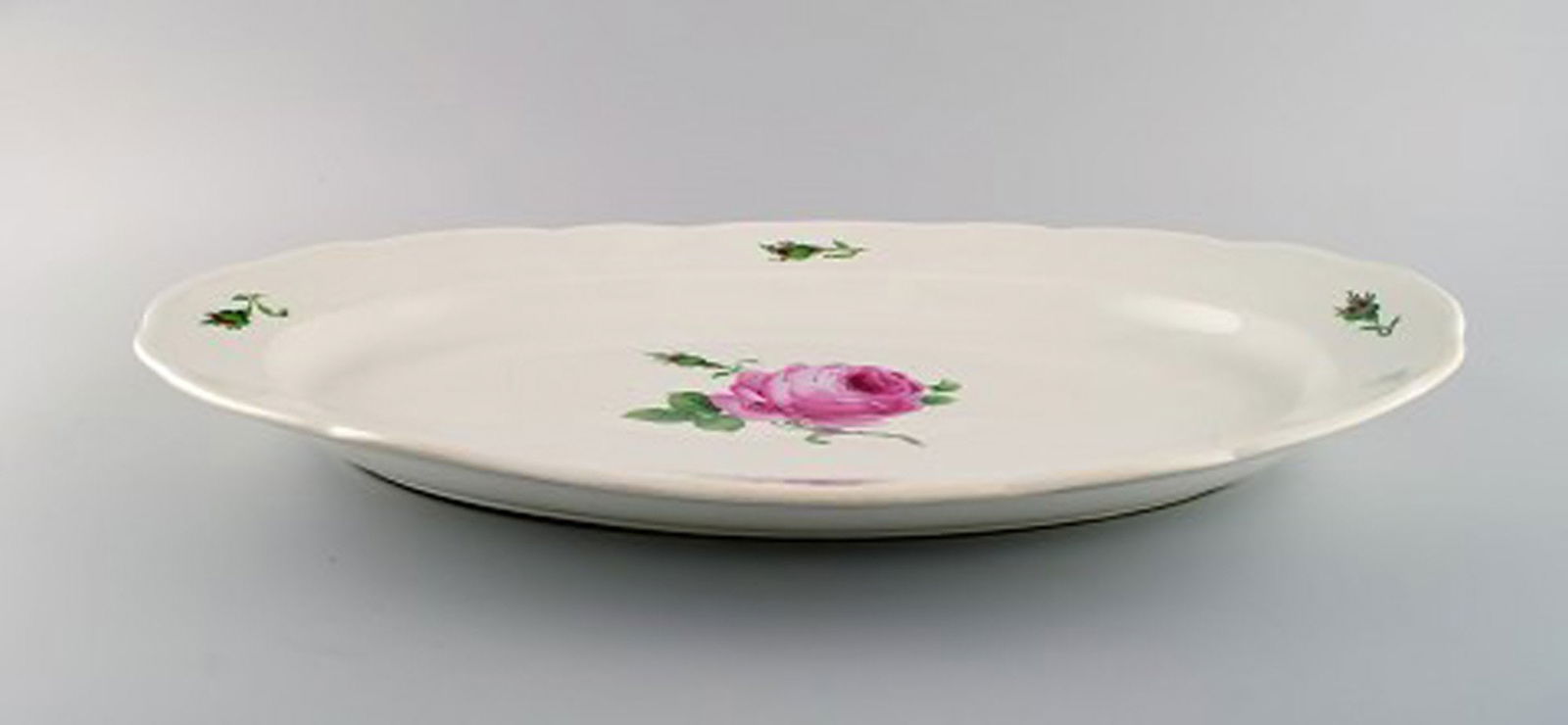 Colossal antique Meissen serving dish in hand-painted porcelain with pink roses. Early 20th century. - 4