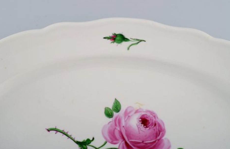 Large antique Meissen serving dish in hand-painted porcelain with pink roses. Early 20th century. - 3