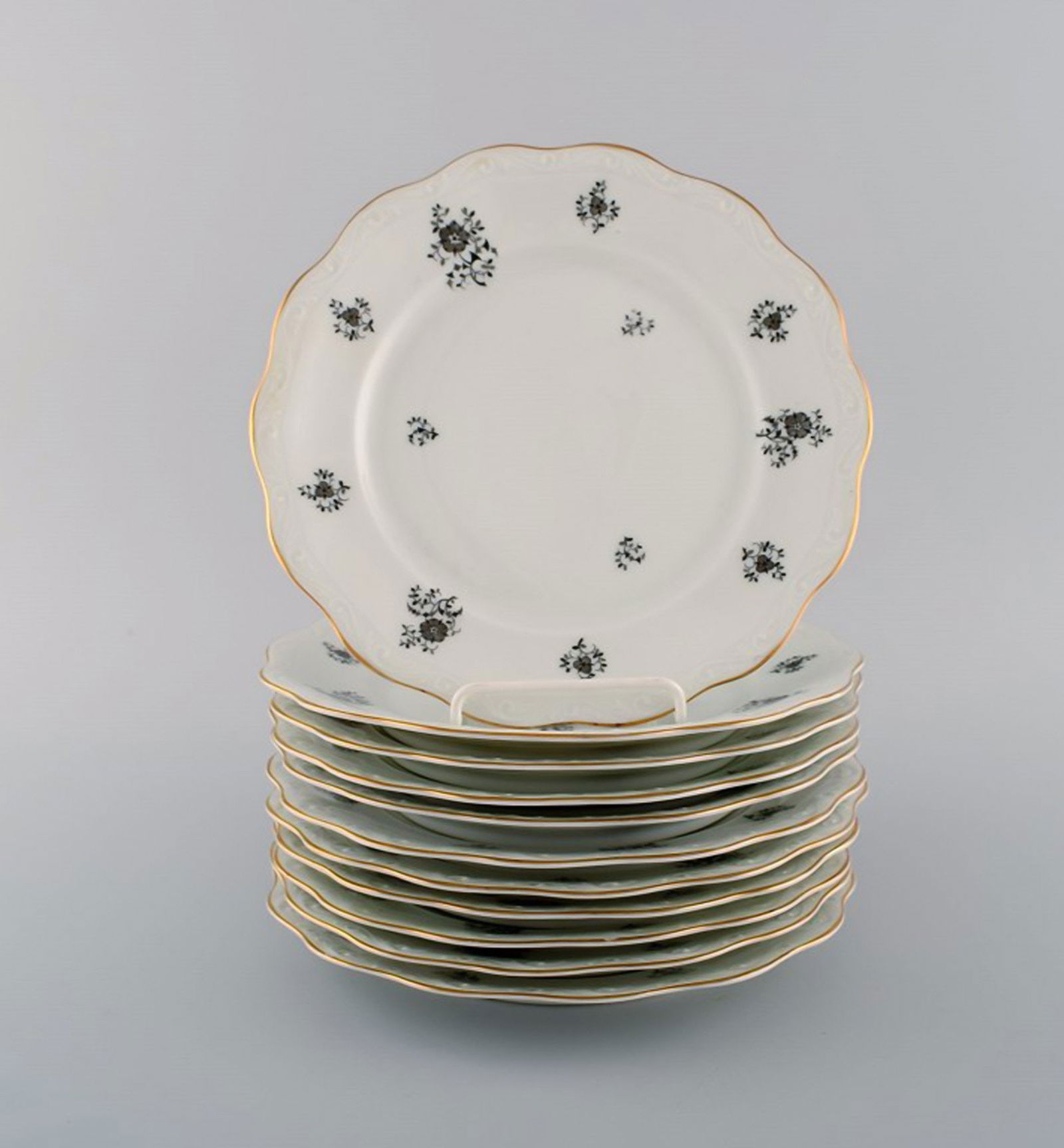 KPM, Berlin. 11 Rubens lunch plates in porcelain with floral motifs, gold edge and scrolls in (1 of 4)