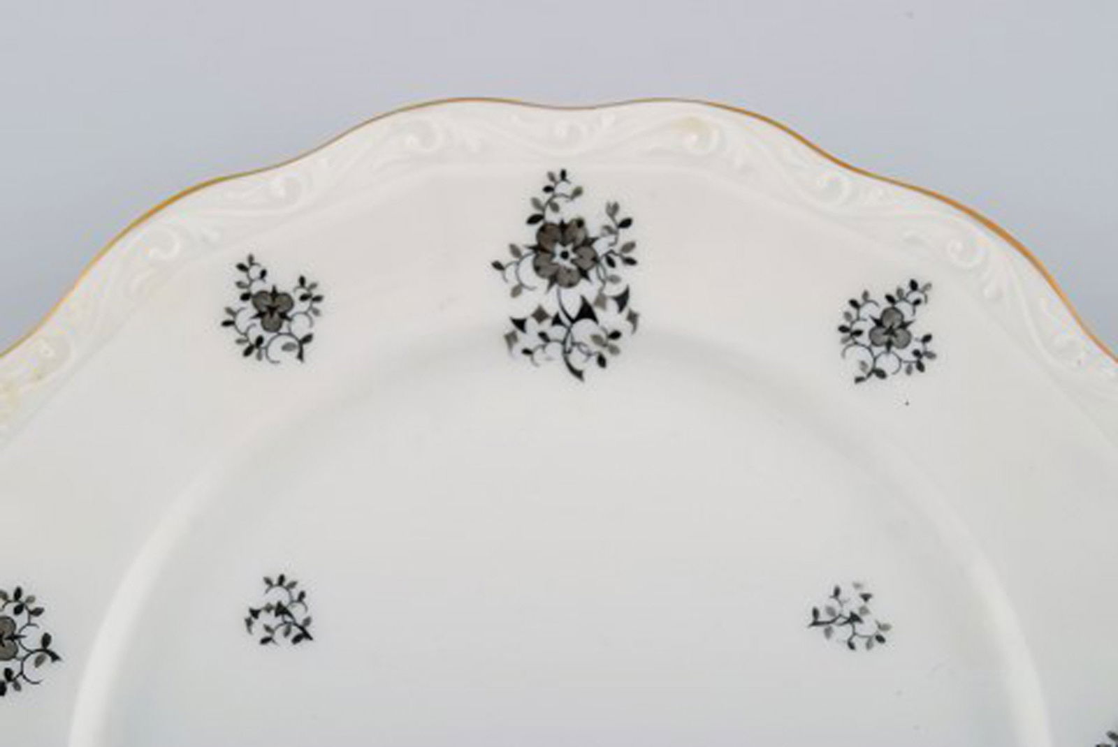 KPM, Berlin. 11 Rubens lunch plates in porcelain with floral motifs, gold edge and scrolls in - 3