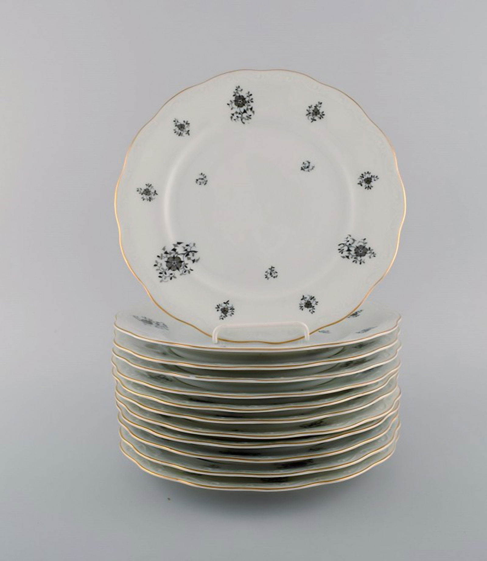 KPM, Berlin. 12 Rubens dinner porcelain plates with floral motifs, gold edge and scrolls in relief. (1 of 5)