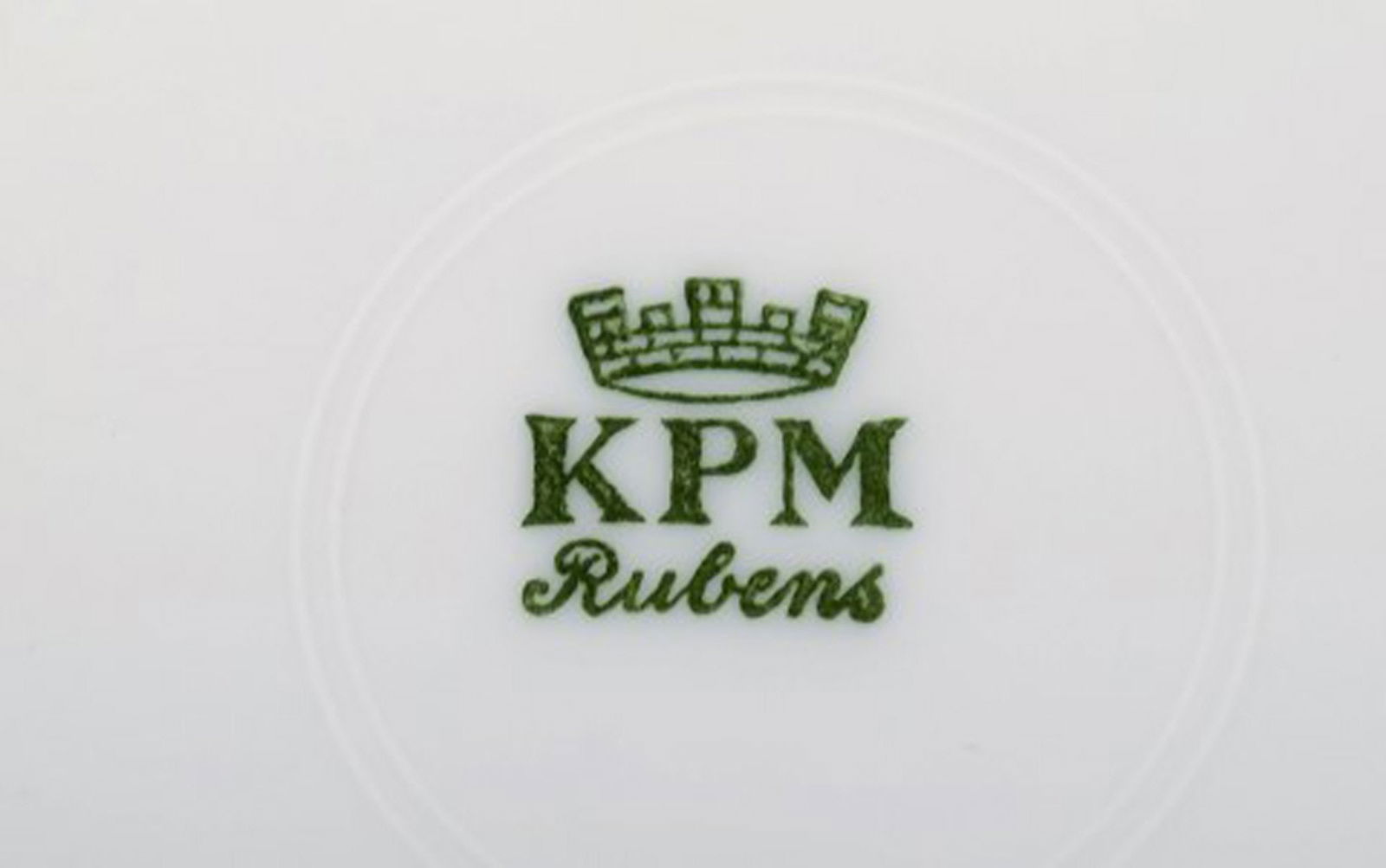 KPM, Berlin. 12 Rubens dinner porcelain plates with floral motifs, gold edge and scrolls in relief. - 5