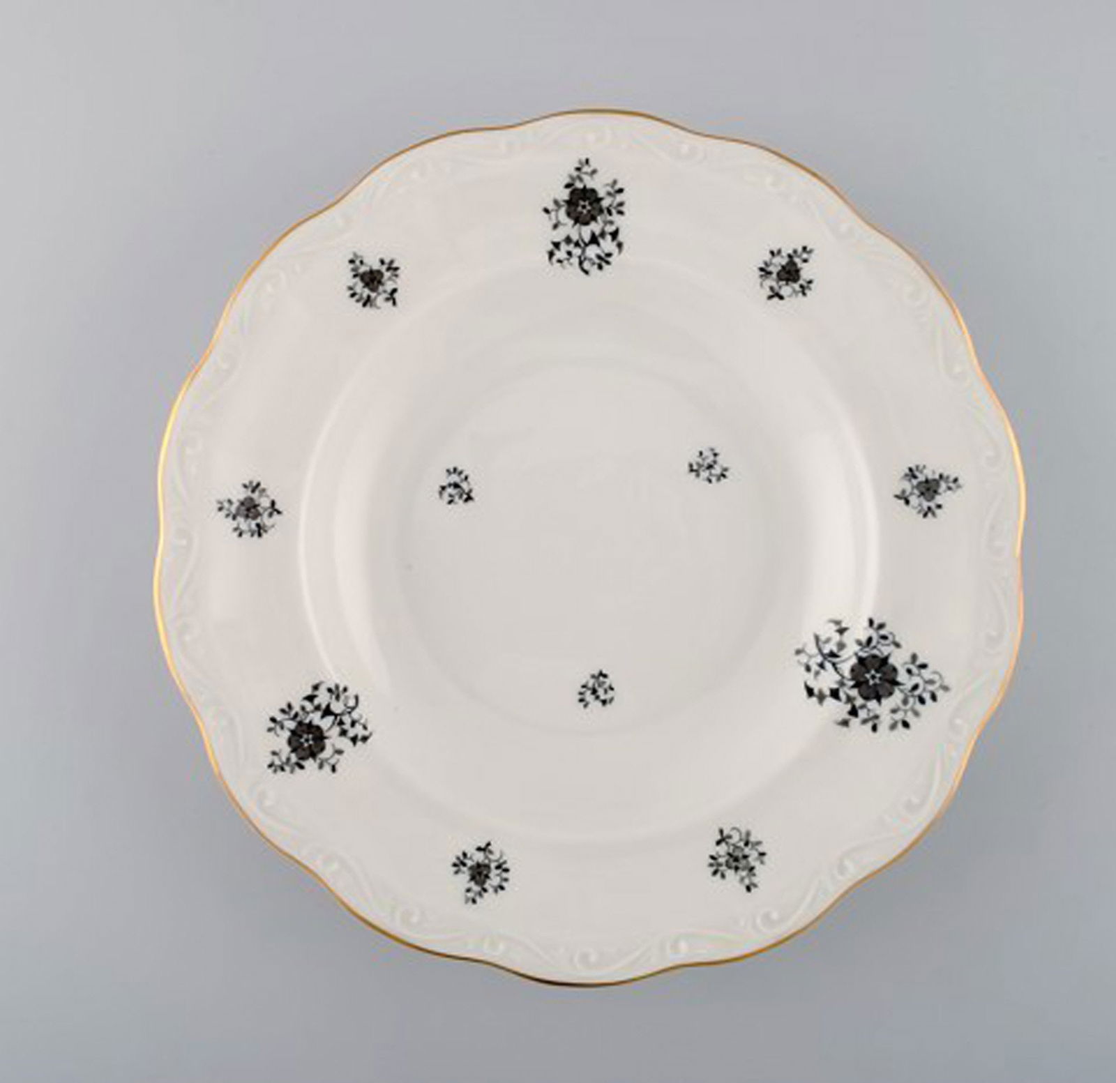 KPM, Berlin. 11 Rubens deep plates in porcelain with floral motifs, gold edge and scrolls in relief. - 2