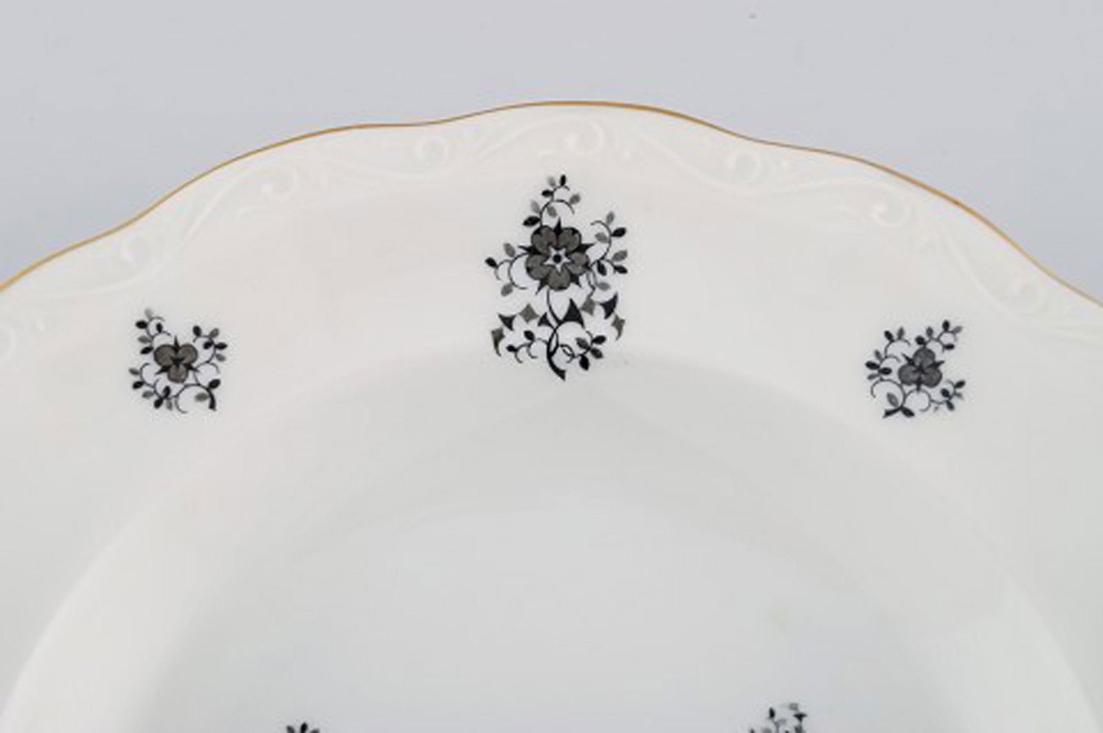 KPM, Berlin. 11 Rubens deep plates in porcelain with floral motifs, gold edge and scrolls in relief. - 3