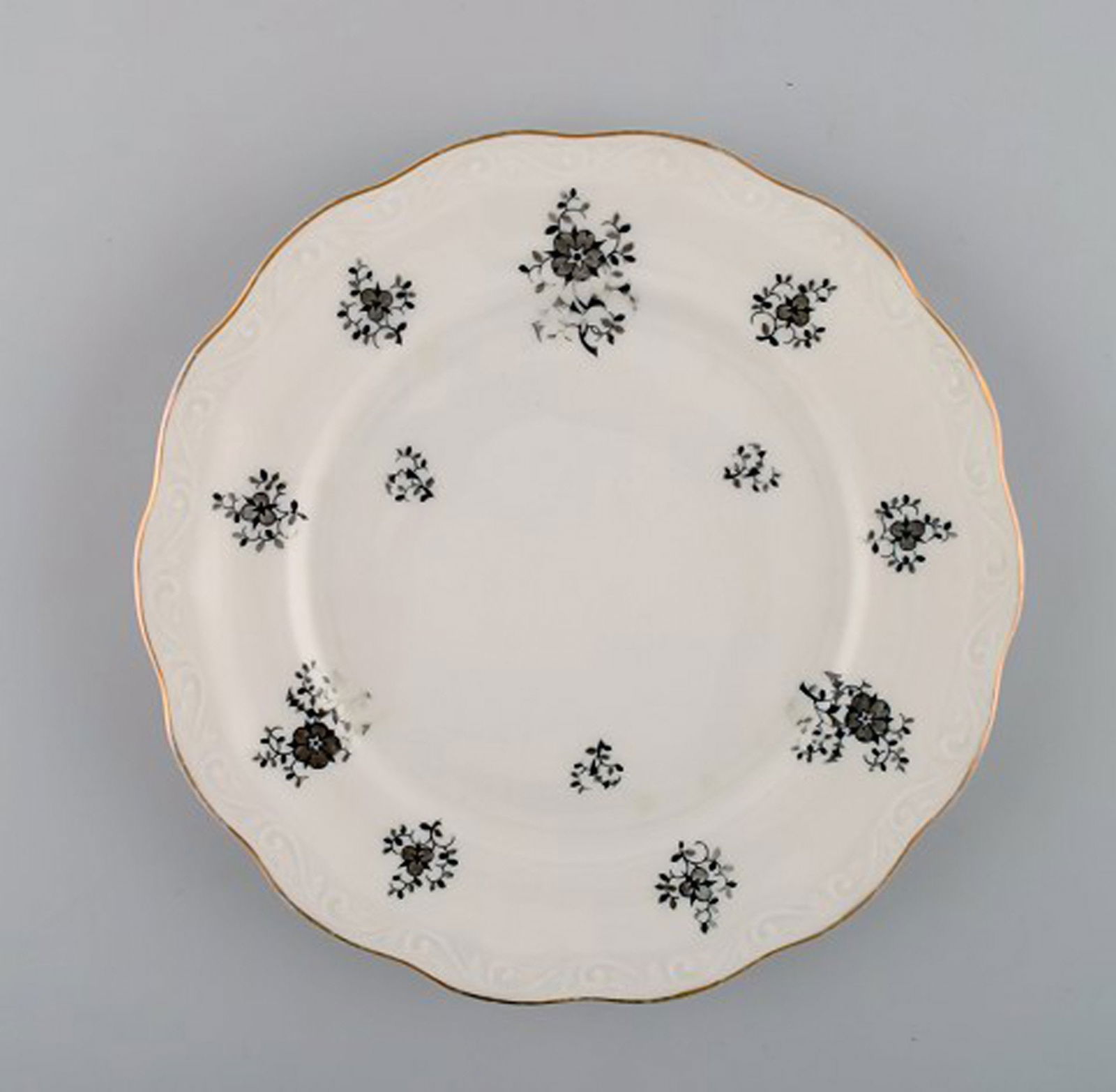 KPM, Berlin. Eight Rubens plates in porcelain with floral motifs, gold edge and scrolls in relief. - 2