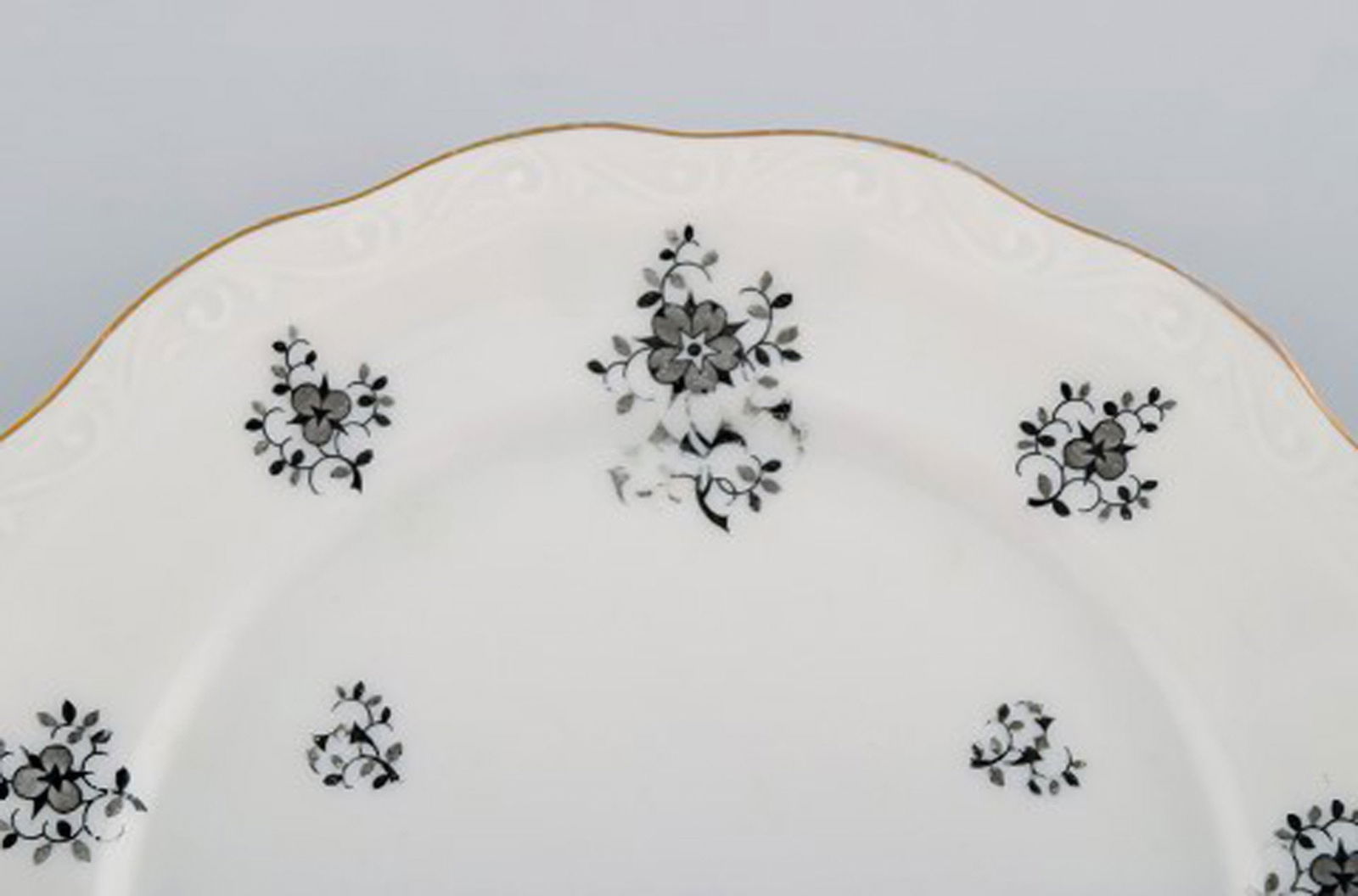 KPM, Berlin. Eight Rubens plates in porcelain with floral motifs, gold edge and scrolls in relief. - 3