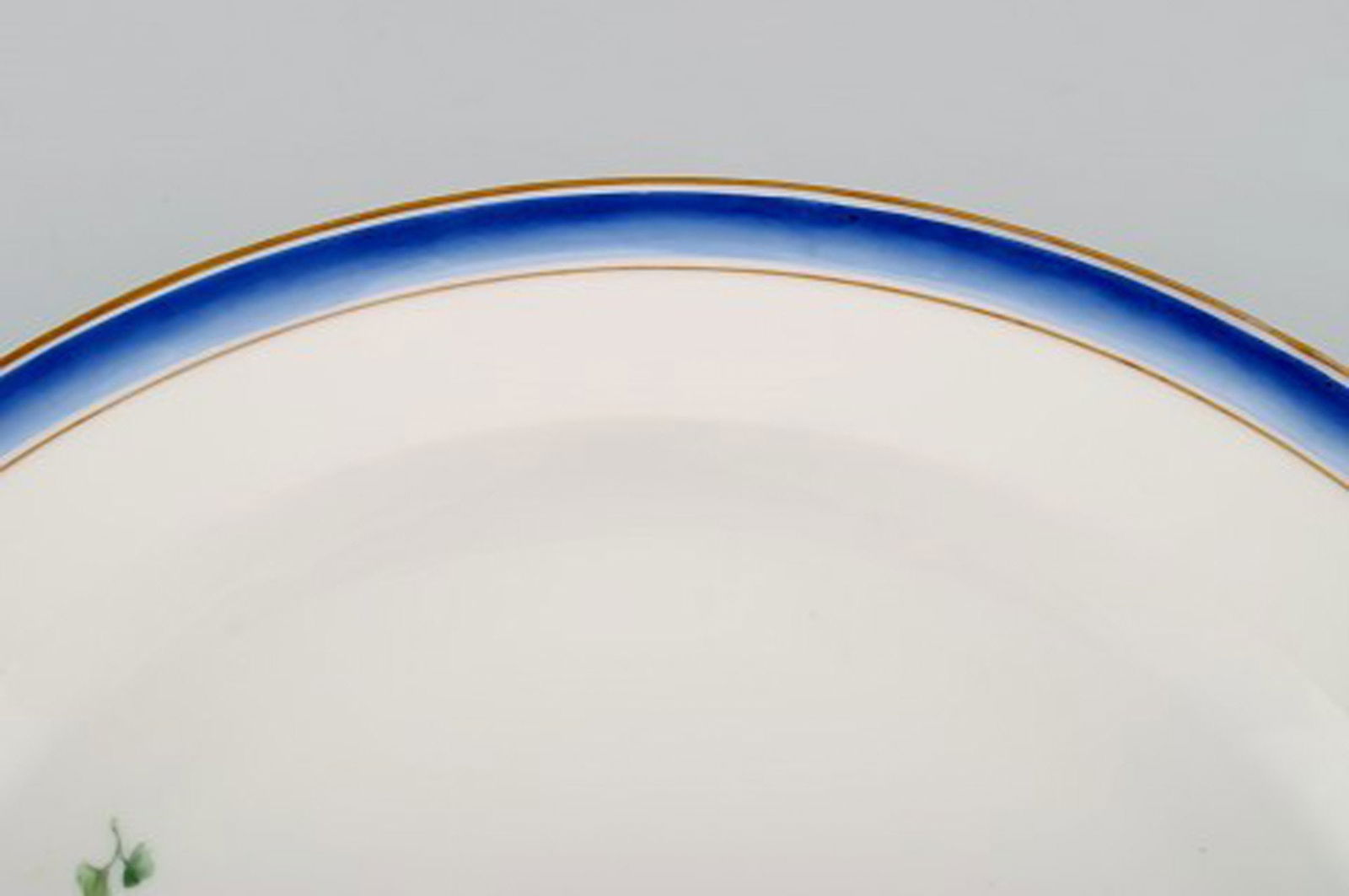 Large round antique Royal Copenhagen dish in hand-painted porcelain with flowers and blue edge with - 3