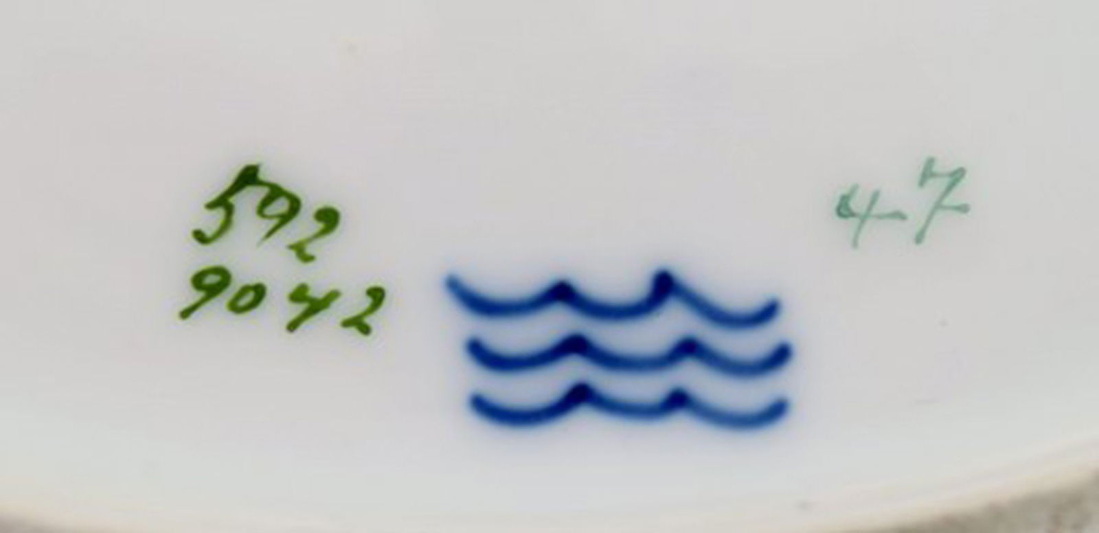 Large round antique Royal Copenhagen dish in hand-painted porcelain with flowers and blue edge with - 4