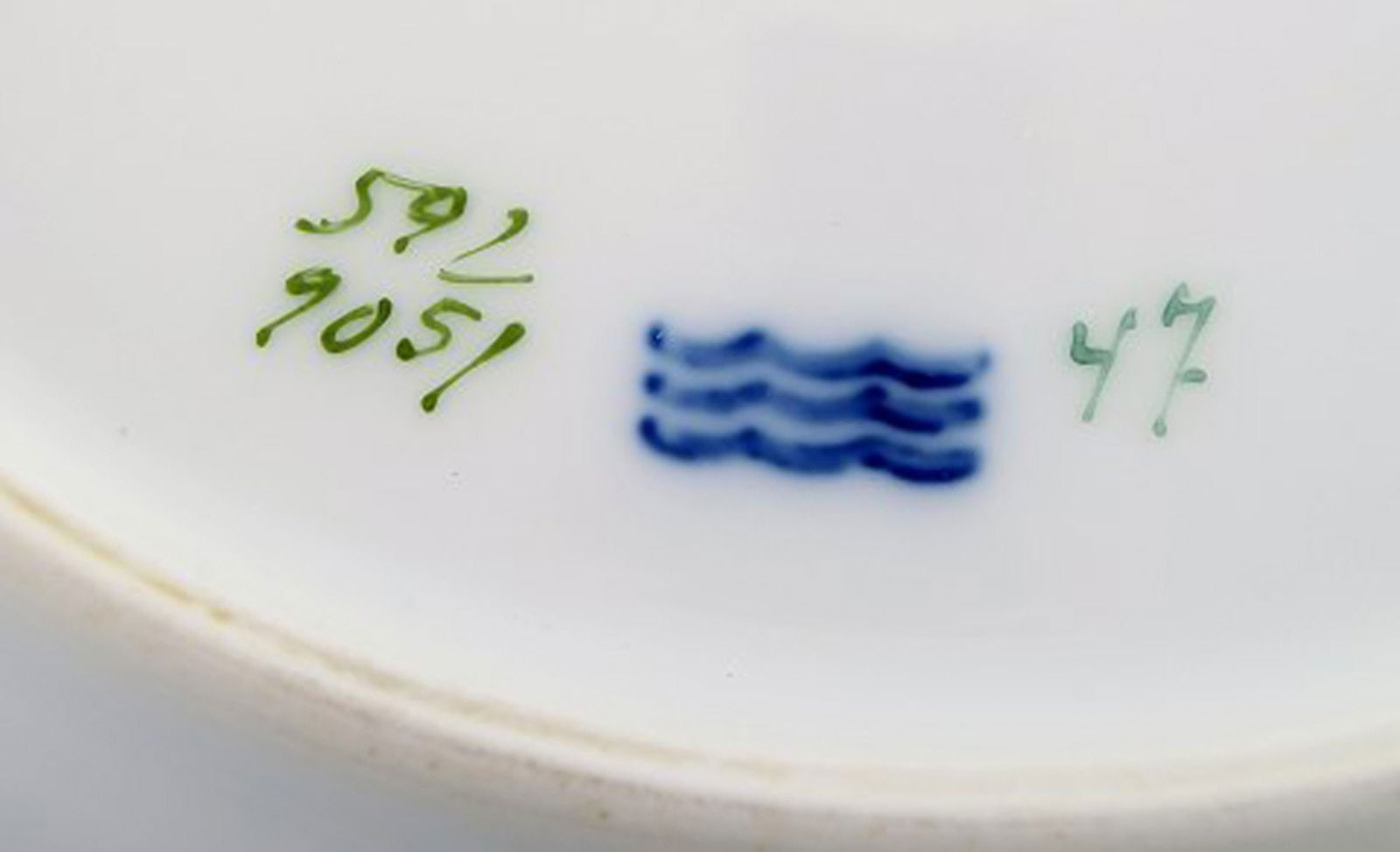 Four antique Royal Copenhagen plates in hand-painted porcelain with flowers and blue border with - 5