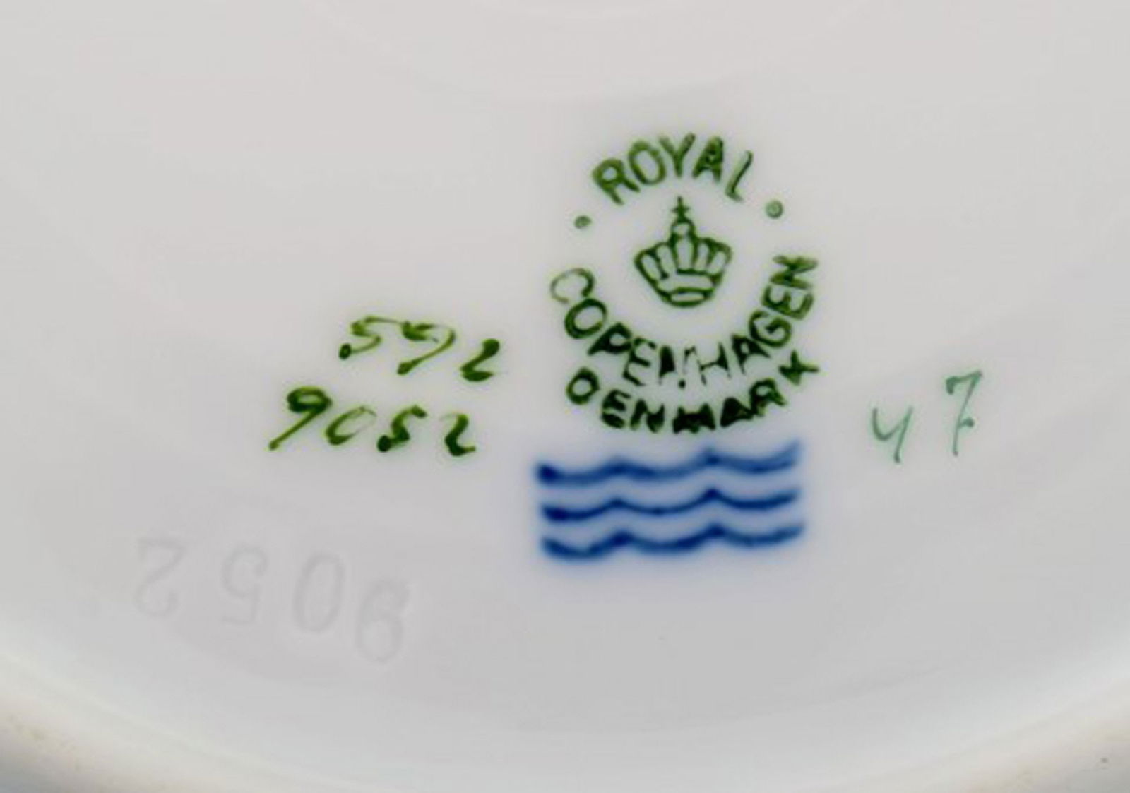 Five antique Royal Copenhagen plates in hand-painted porcelain with flowers and blue border with - 6