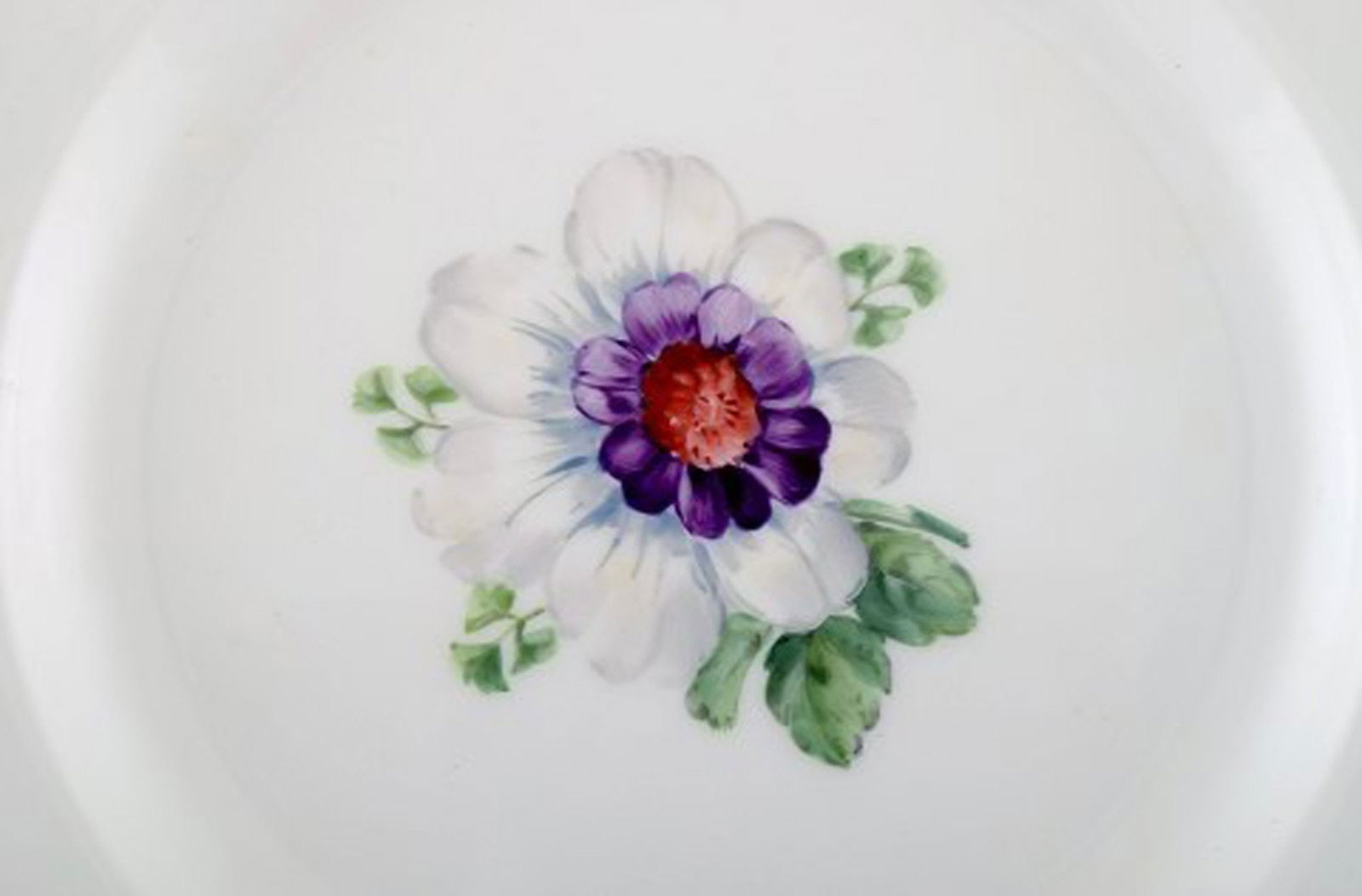 Four antique Royal Copenhagen plates in hand-painted porcelain with flowers and blue border with - 4