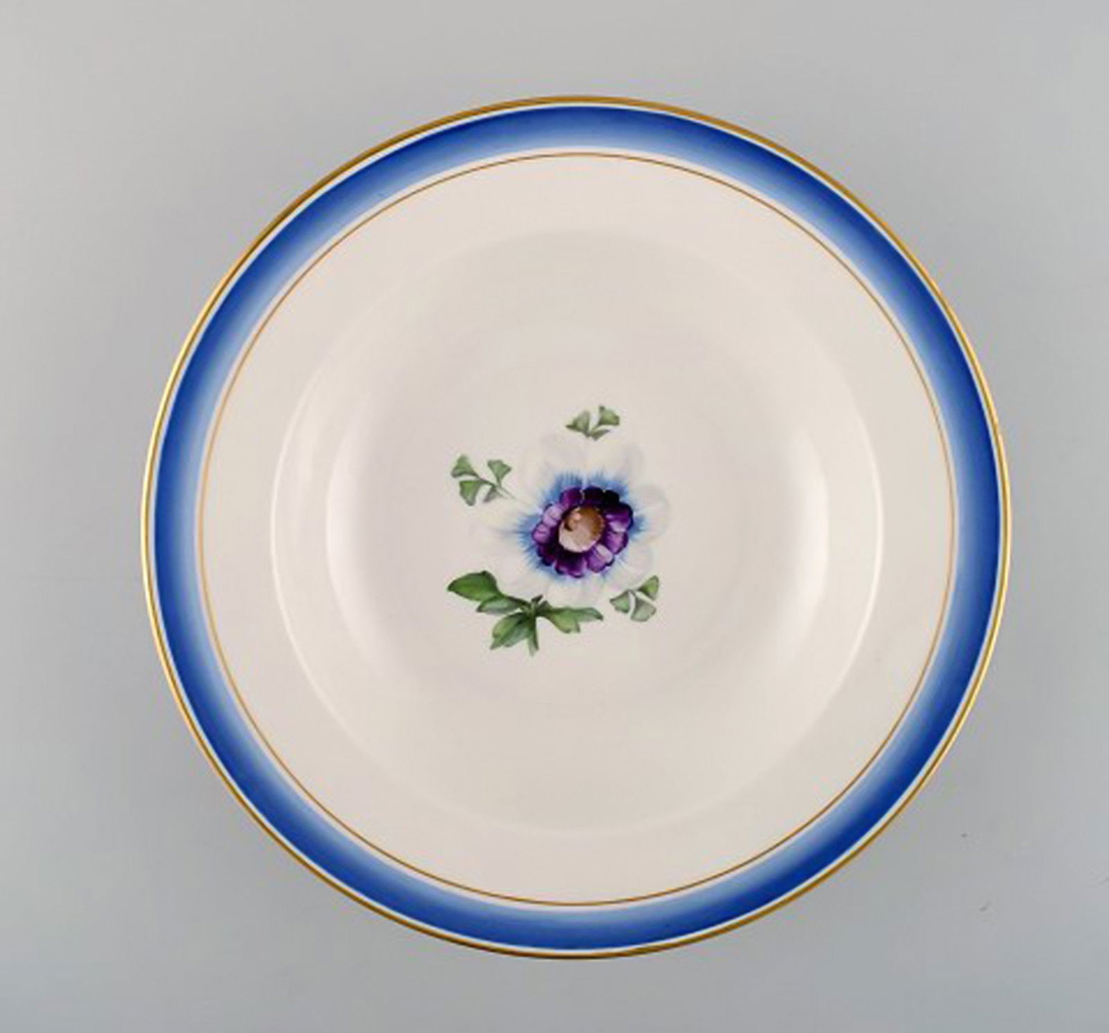 Five antique Royal Copenhagen deep plates in hand-painted porcelain with flowers and blue border - 4