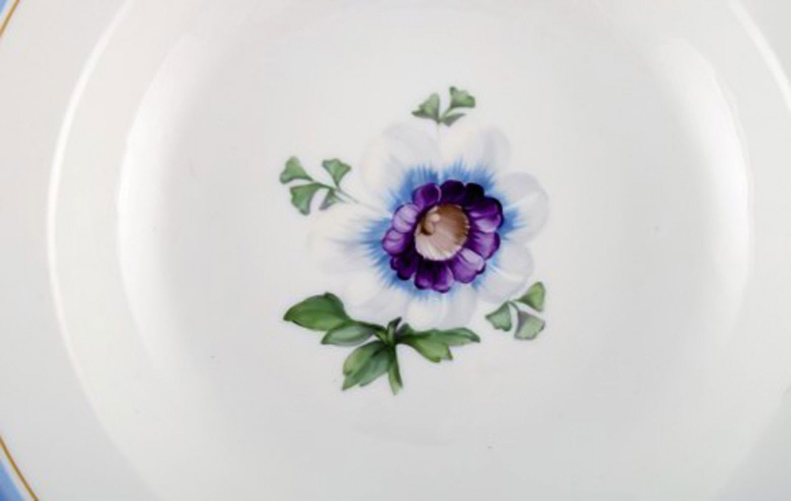 Five antique Royal Copenhagen deep plates in hand-painted porcelain with flowers and blue border - 5