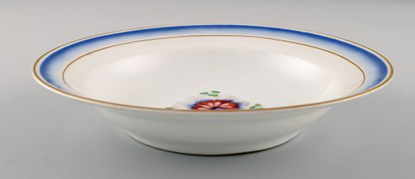 Four antique Royal Copenhagen deep plates in hand-painted porcelain with flowers and blue edge with - 5