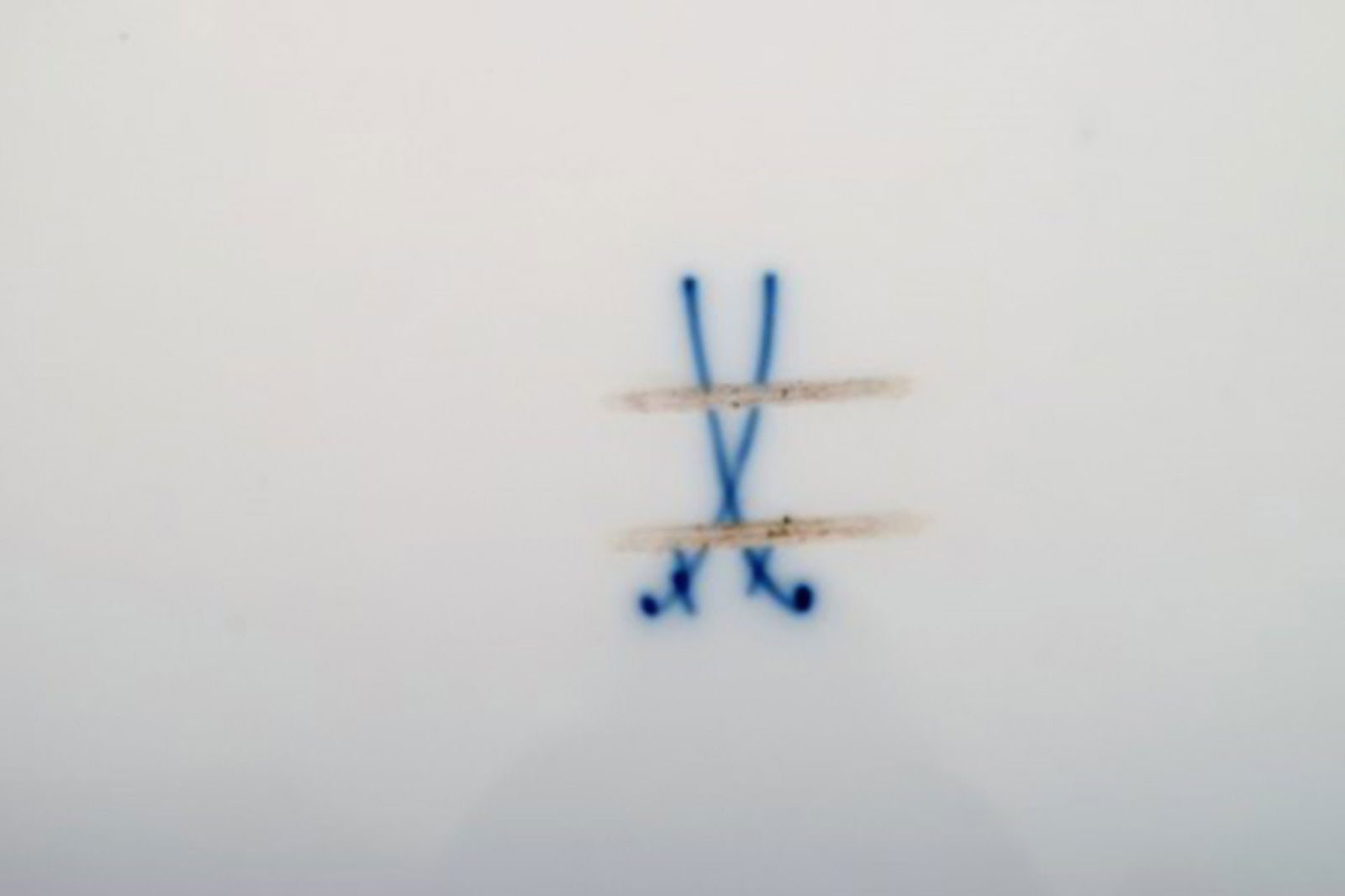 Meissen plate in hand-painted porcelain with floral decoration. 20th century. - 4