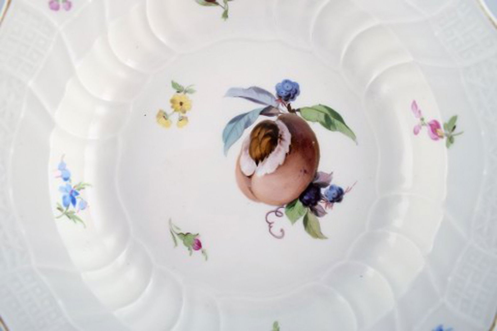 Antique Meissen deep plate in hand-painted porcelain with peach and flowers. 19th century. - 2