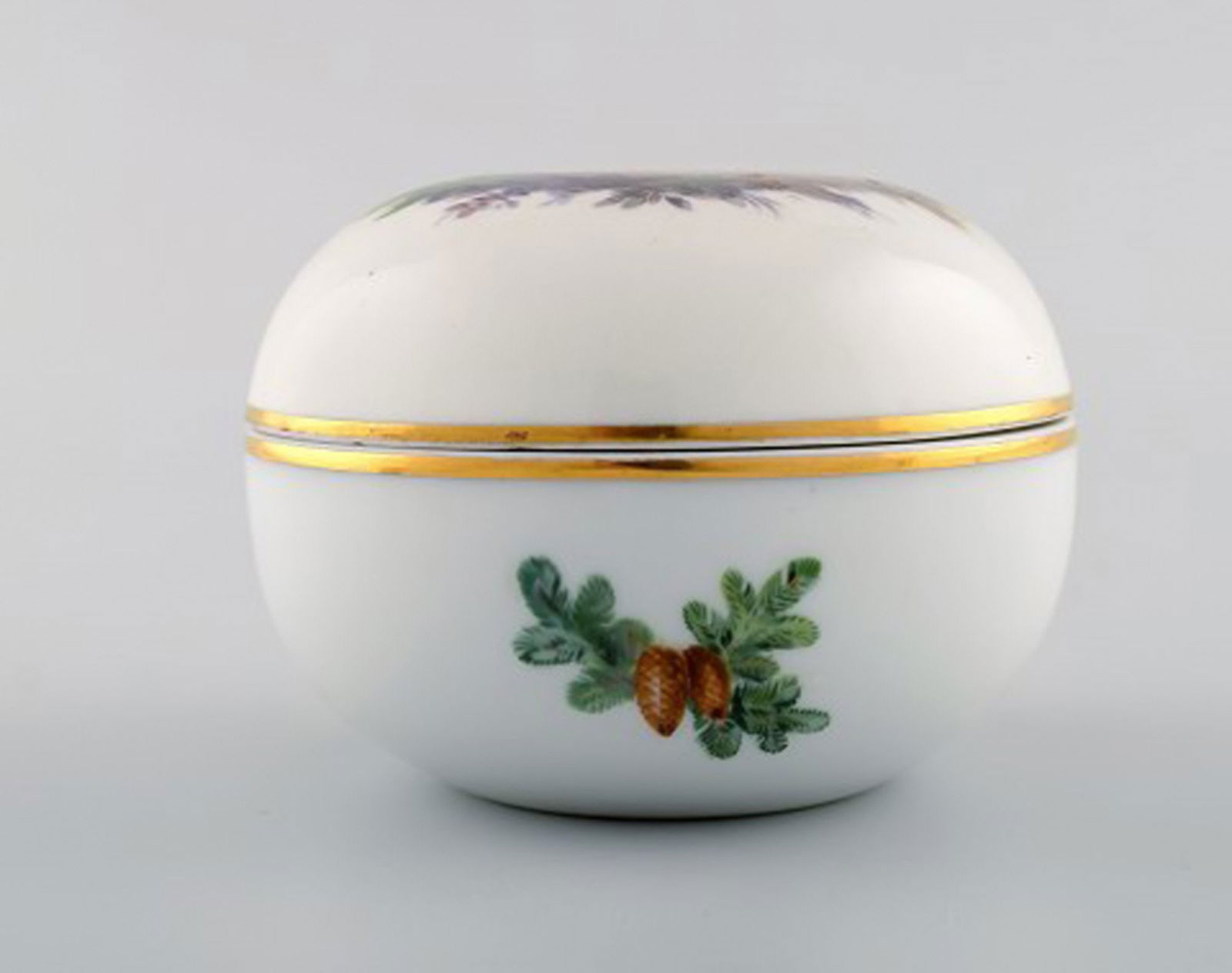 Meissen lidded jar in hand-painted porcelain with hare. 20th century. - 4