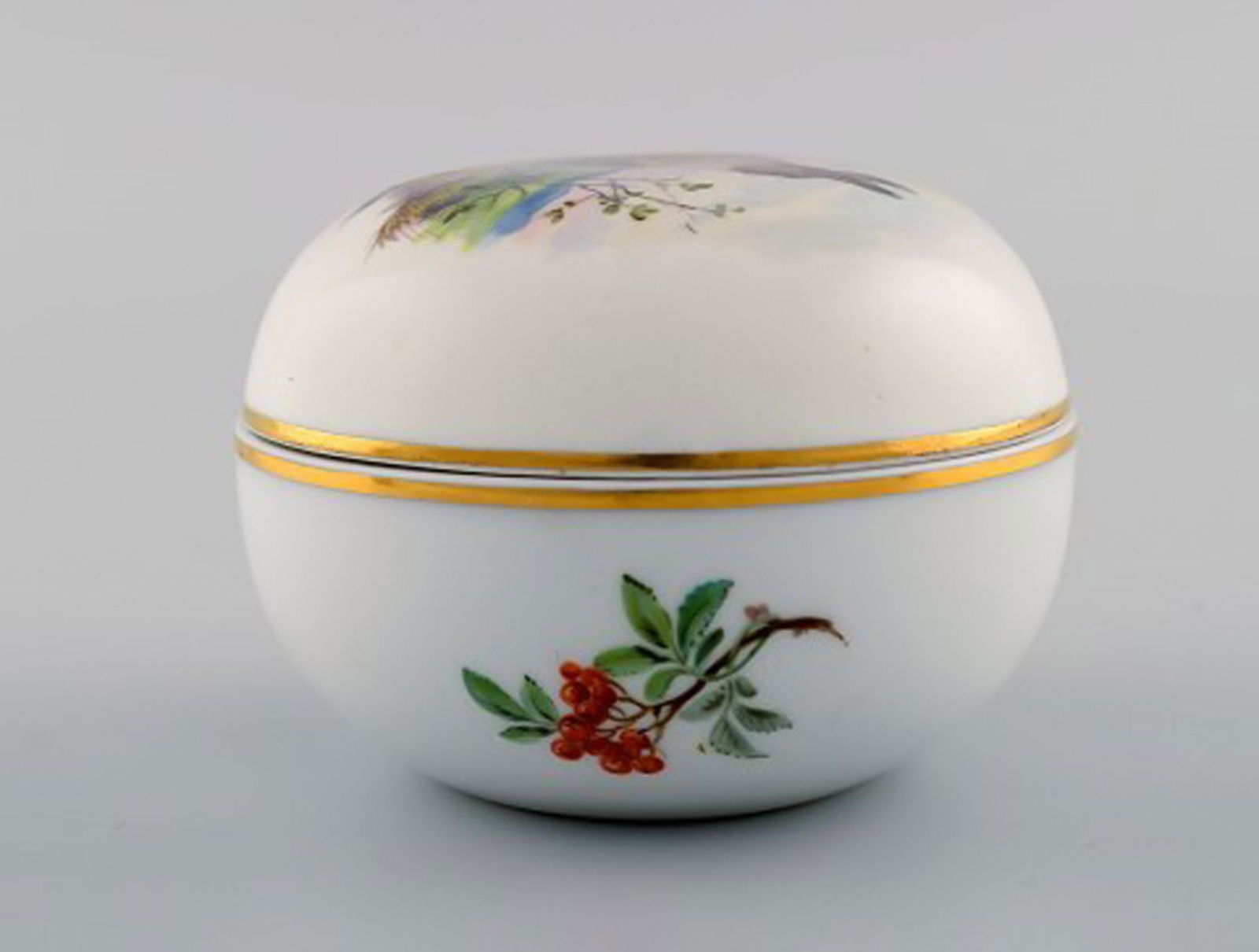 Meissen lidded jar in hand-painted porcelain with hare. 20th century. - 5