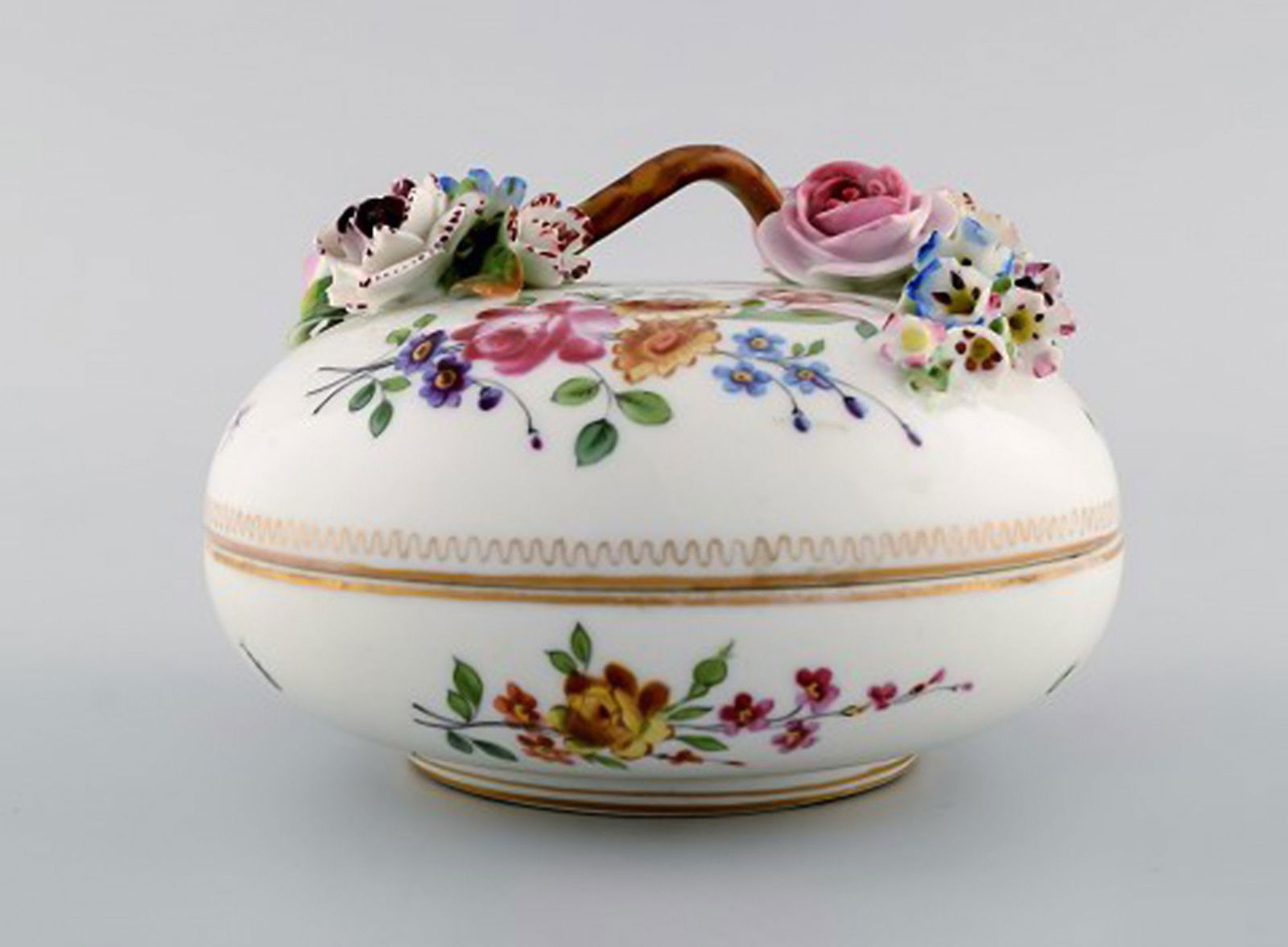 Antique and rare Meissen bonboniere in hand-painted porcelain with repousse flowers. 19th century. - 2