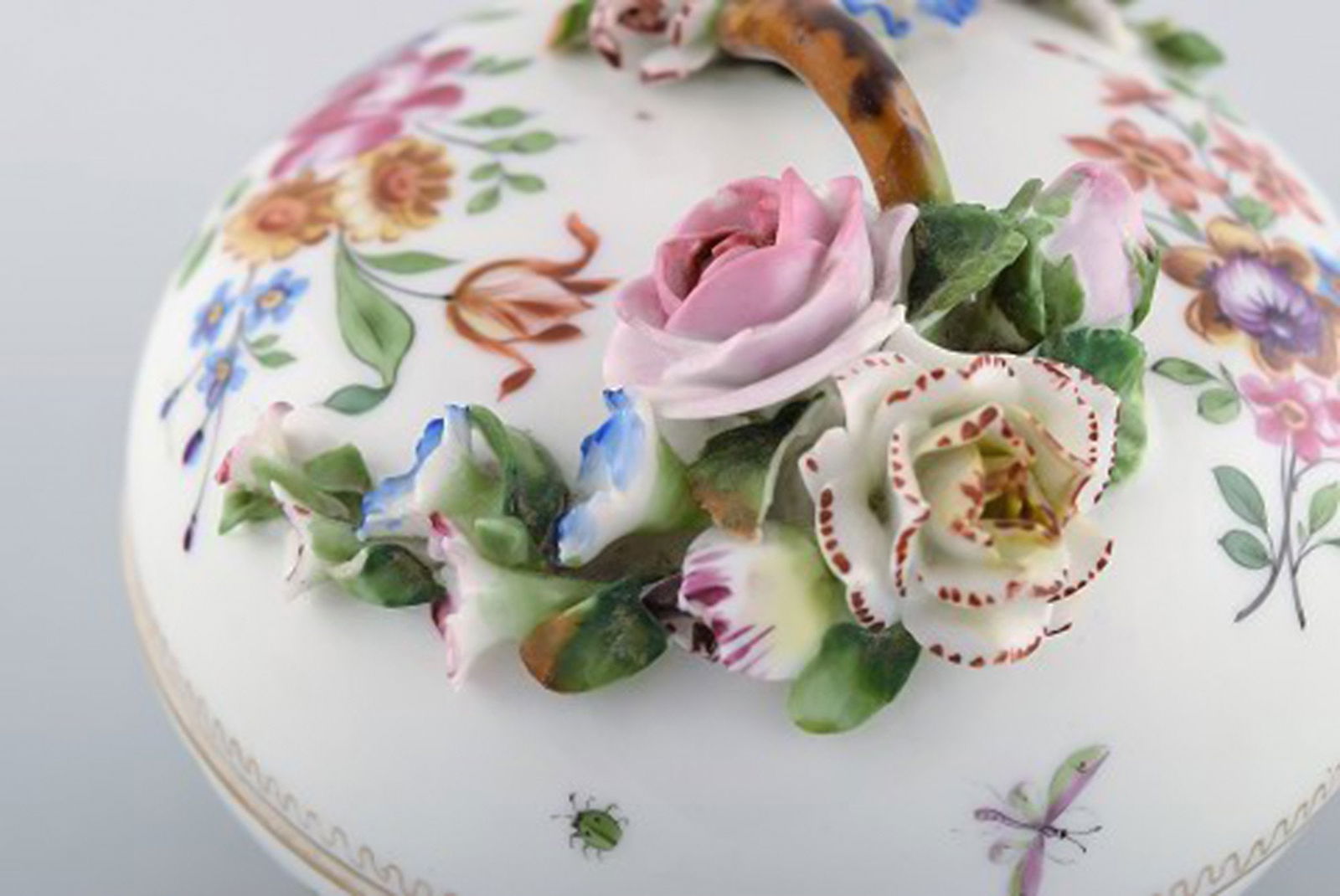 Antique and rare Meissen bonboniere in hand-painted porcelain with repousse flowers. 19th century. - 6