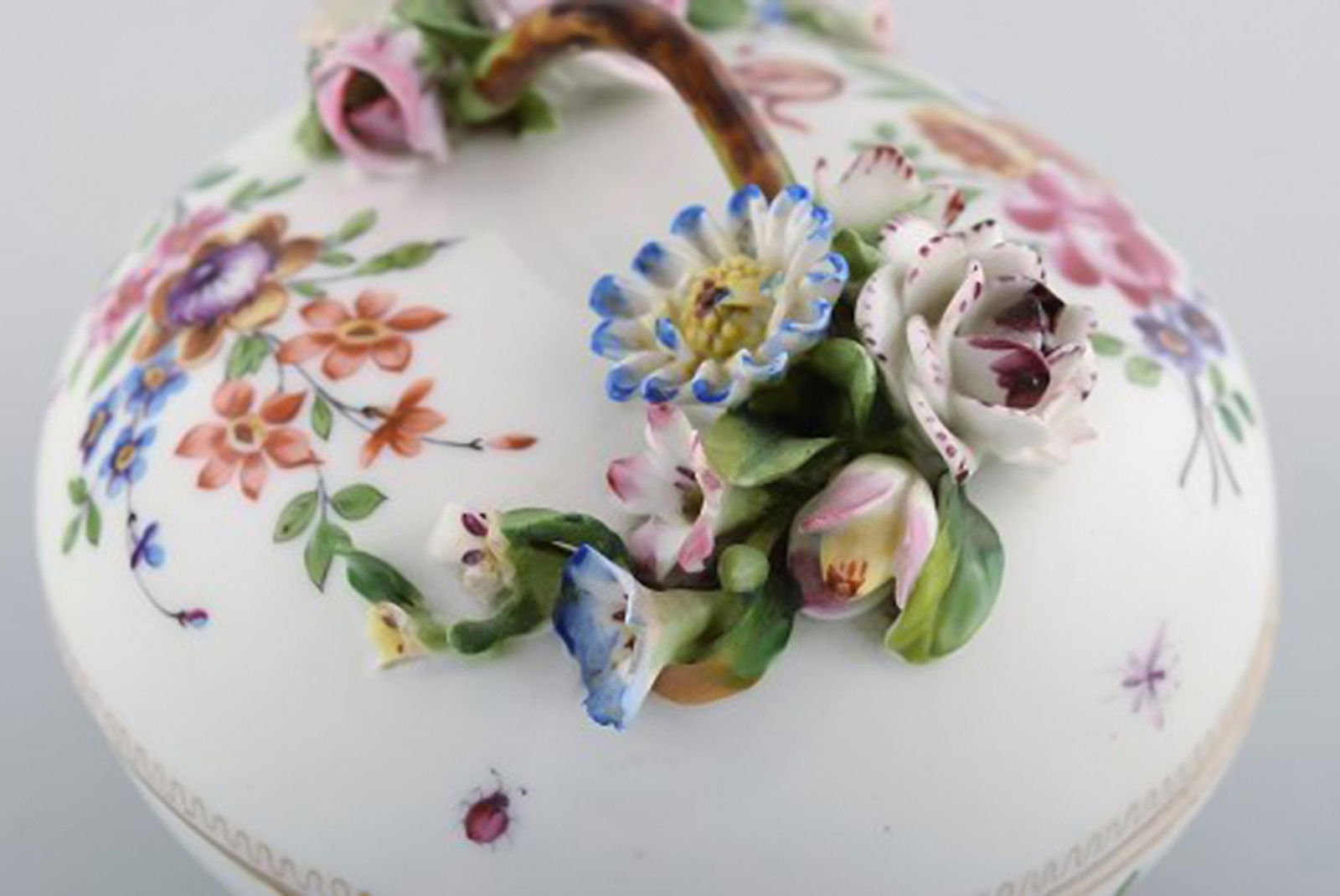 Antique and rare Meissen bonboniere in hand-painted porcelain with repousse flowers. 19th century. - 7