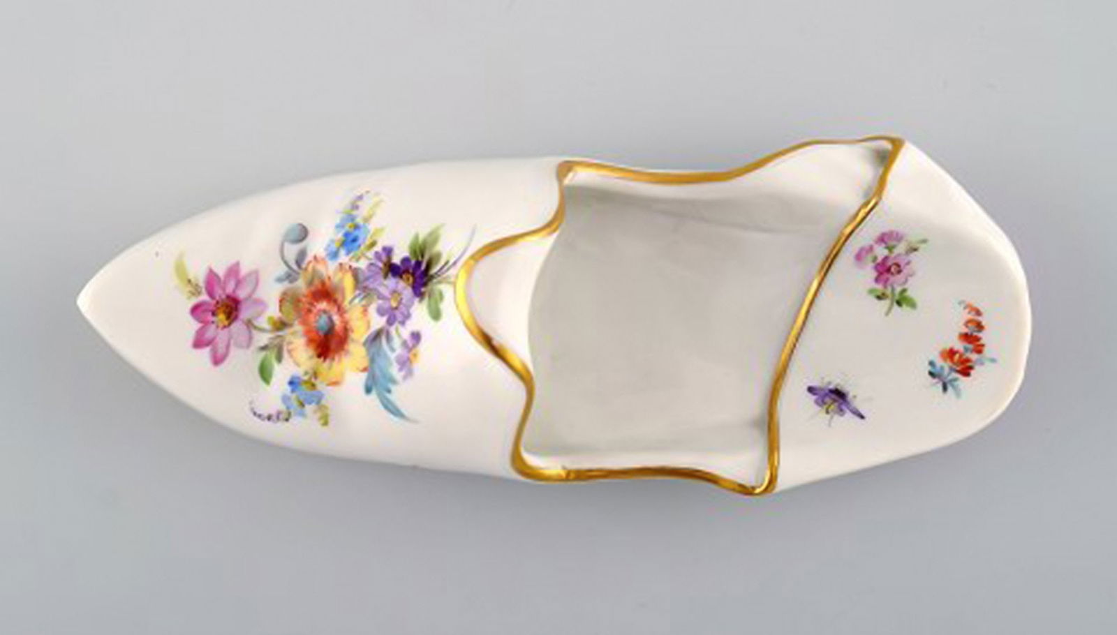 Antik Meissen slipper in hand-painted porcelain with floral motifs and gold edge. 19th century. - 2