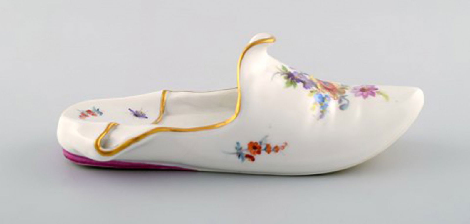 Antik Meissen slipper in hand-painted porcelain with floral motifs and gold edge. 19th century. - 4