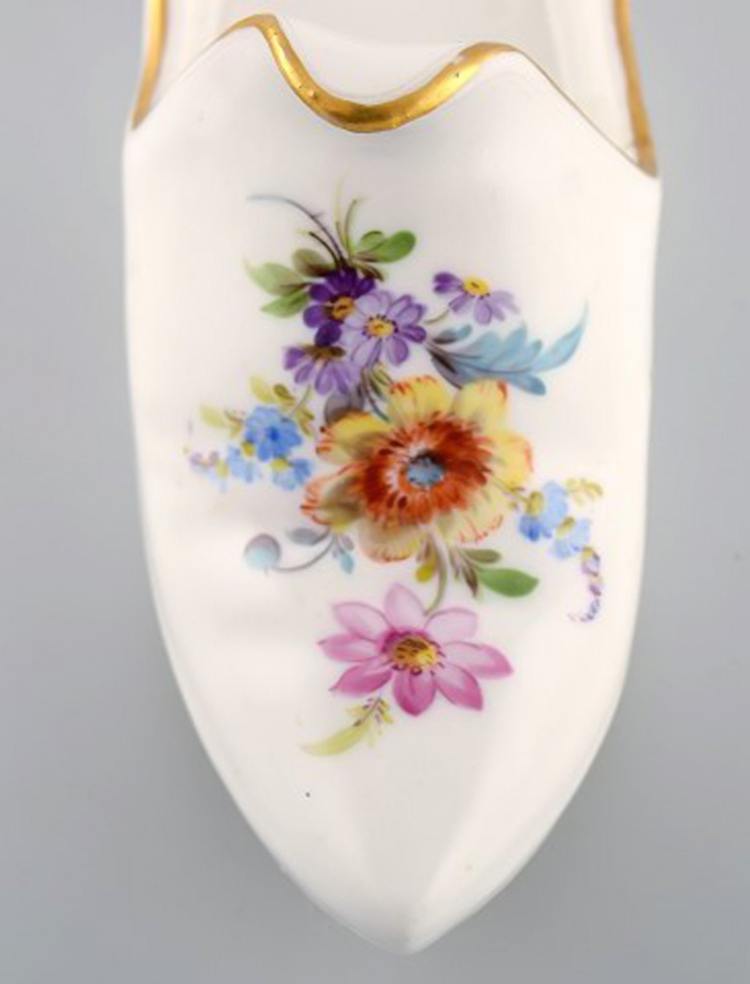 Antik Meissen slipper in hand-painted porcelain with floral motifs and gold edge. 19th century. - 5