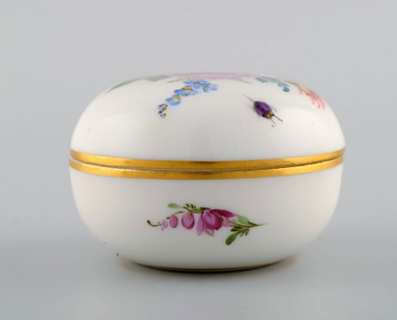 Meissen bonboniere in hand-painted porcelain with floral motifs. 20th century. - 3