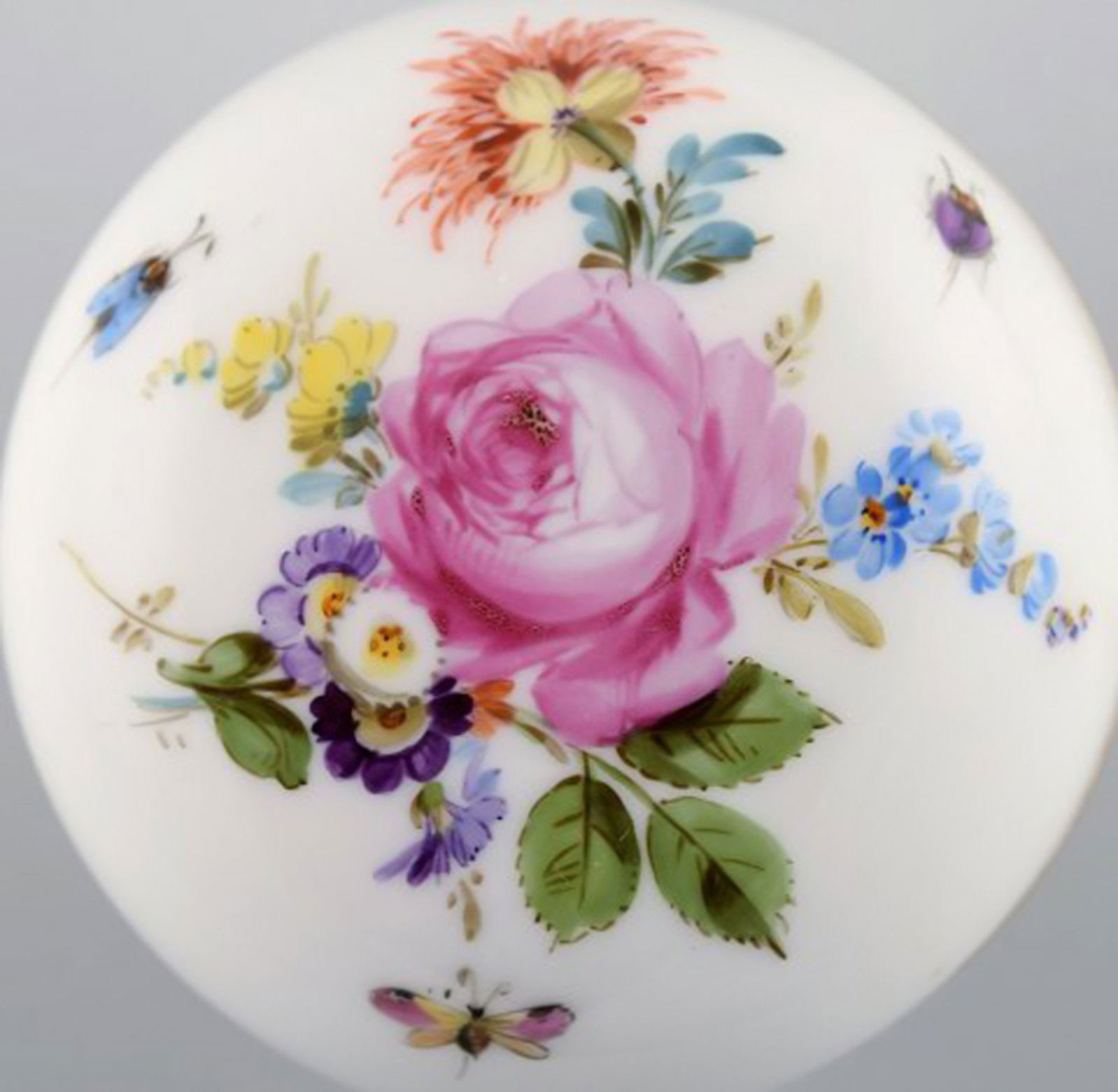 Meissen bonboniere in hand-painted porcelain with floral motifs. 20th century. - 4