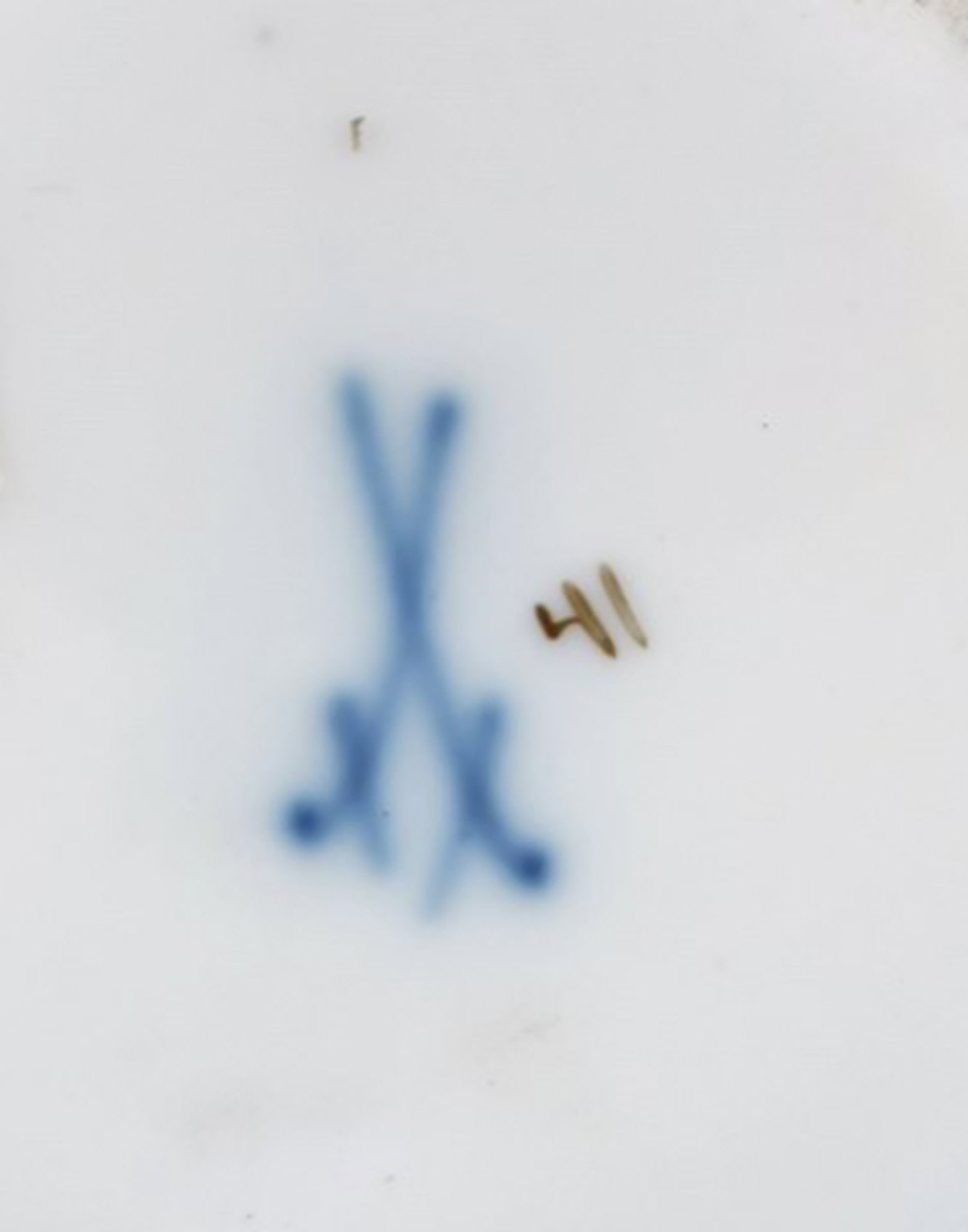 Meissen bonboniere in hand-painted porcelain with floral motifs. 20th century. - 5