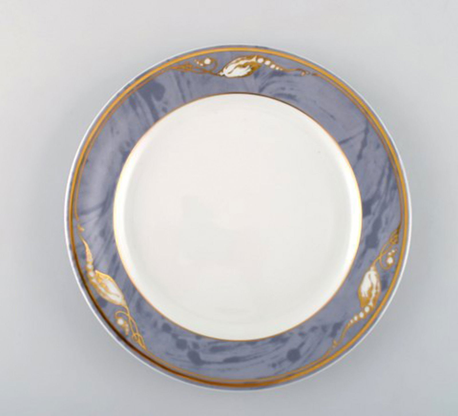 Royal Copenhagen Gray Magnolia. Two dishes and two plates in porcelain. Late 20th century. - 5