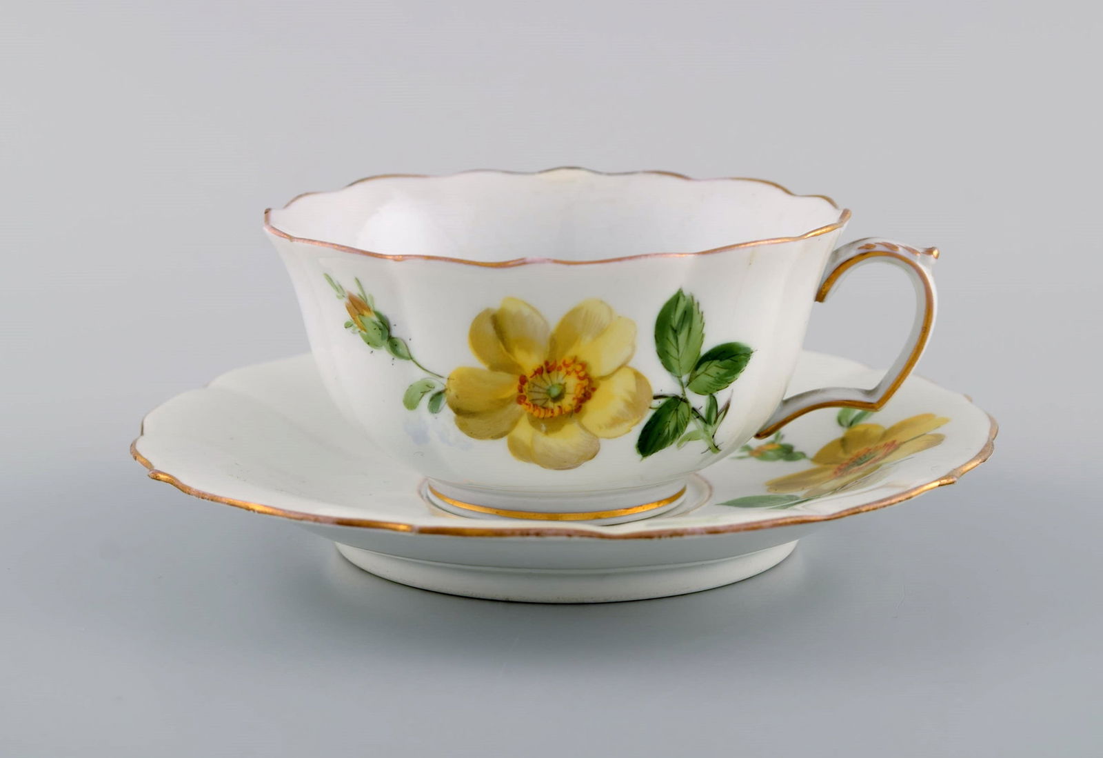 Antique Meissen teacup with saucer in hand-painted porcelain with floral motifs. Ca. 1900. (1 of 5)