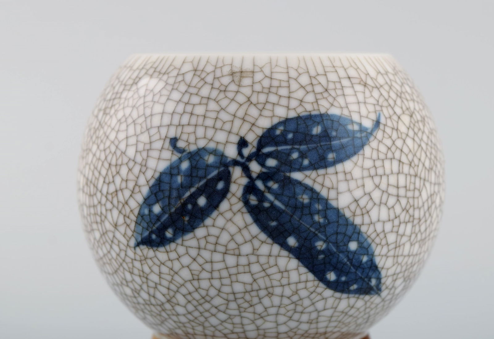 Art deco Bing & Grøndahl vase in hand-painted crackle porcelain. 1920s. - 3