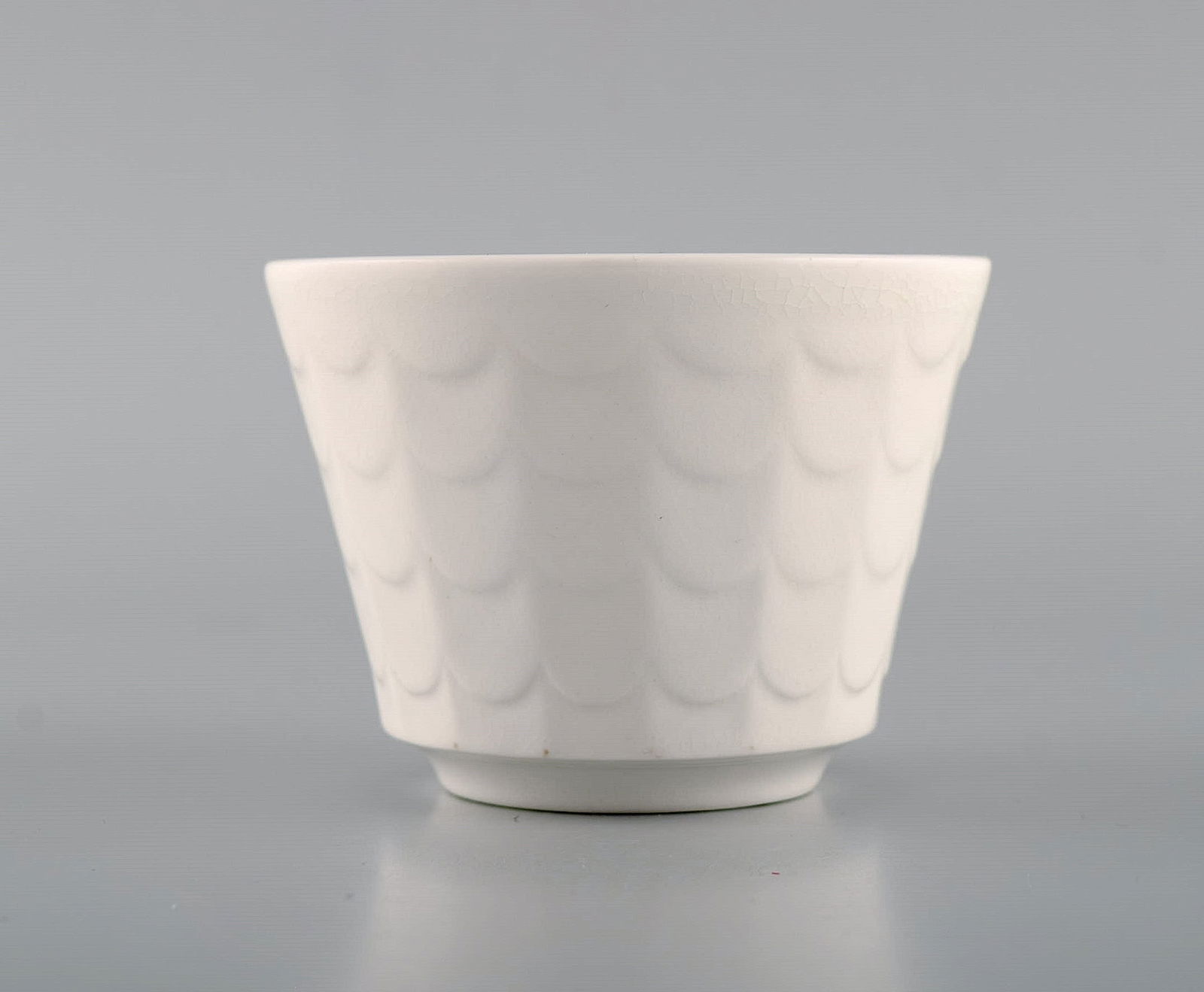 Wilhelm Kåge for Gustavsberg. Six flower pot covers in porcelain. Swedish design, 1960s. - 2