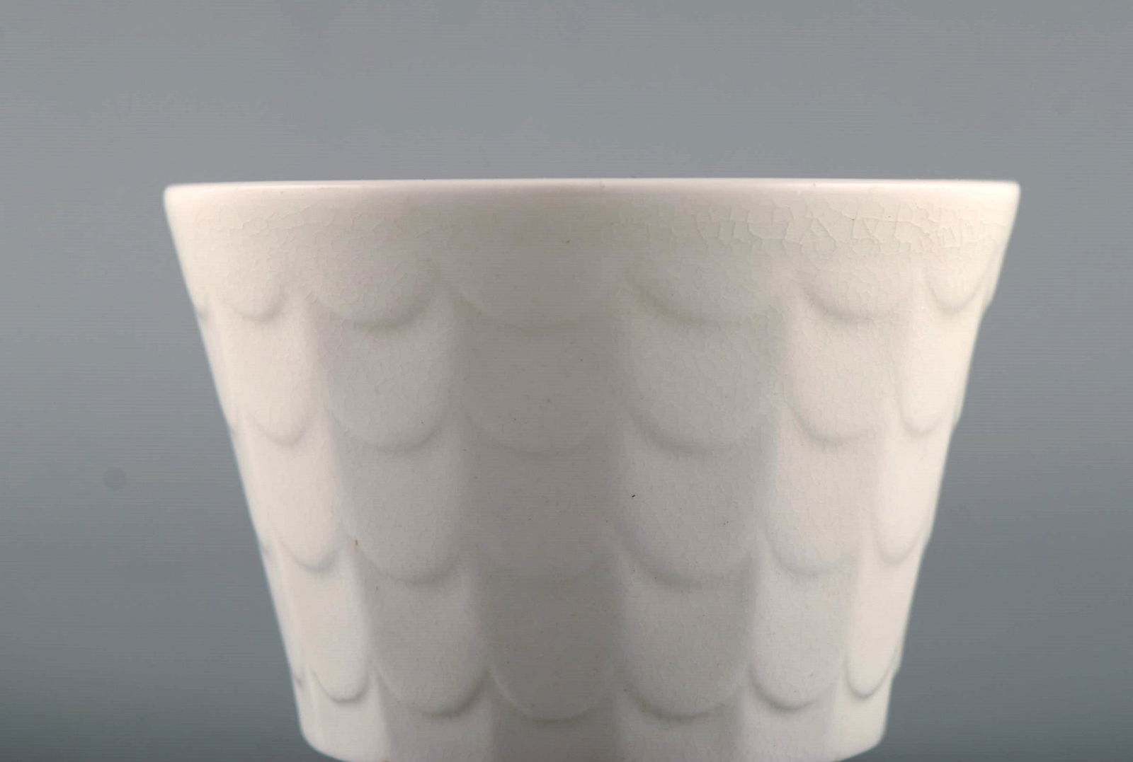 Wilhelm Kåge for Gustavsberg. Six flower pot covers in porcelain. Swedish design, 1960s. - 4