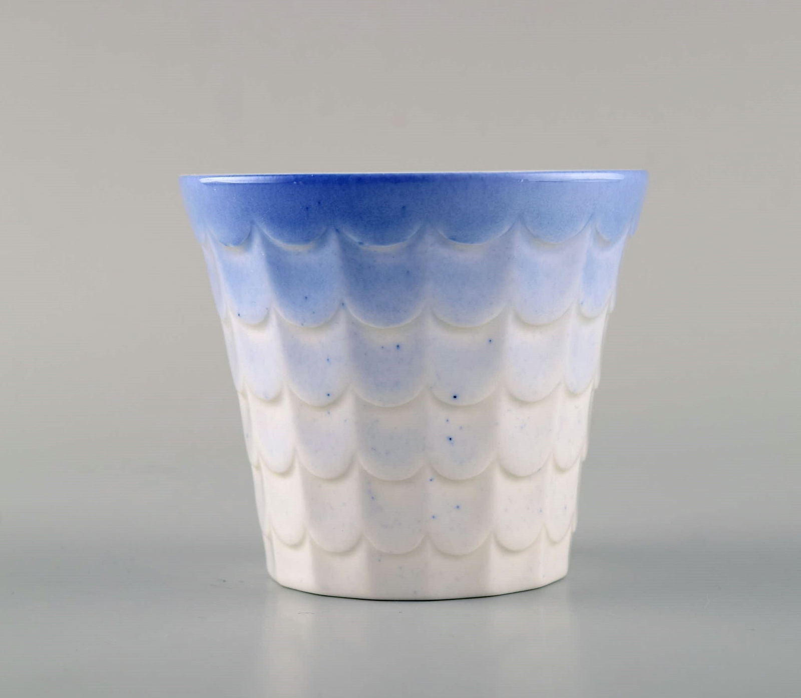 Wilhelm Kåge for Gustavsberg. Six flower pot covers in porcelain. Swedish design, 1960s. - 2