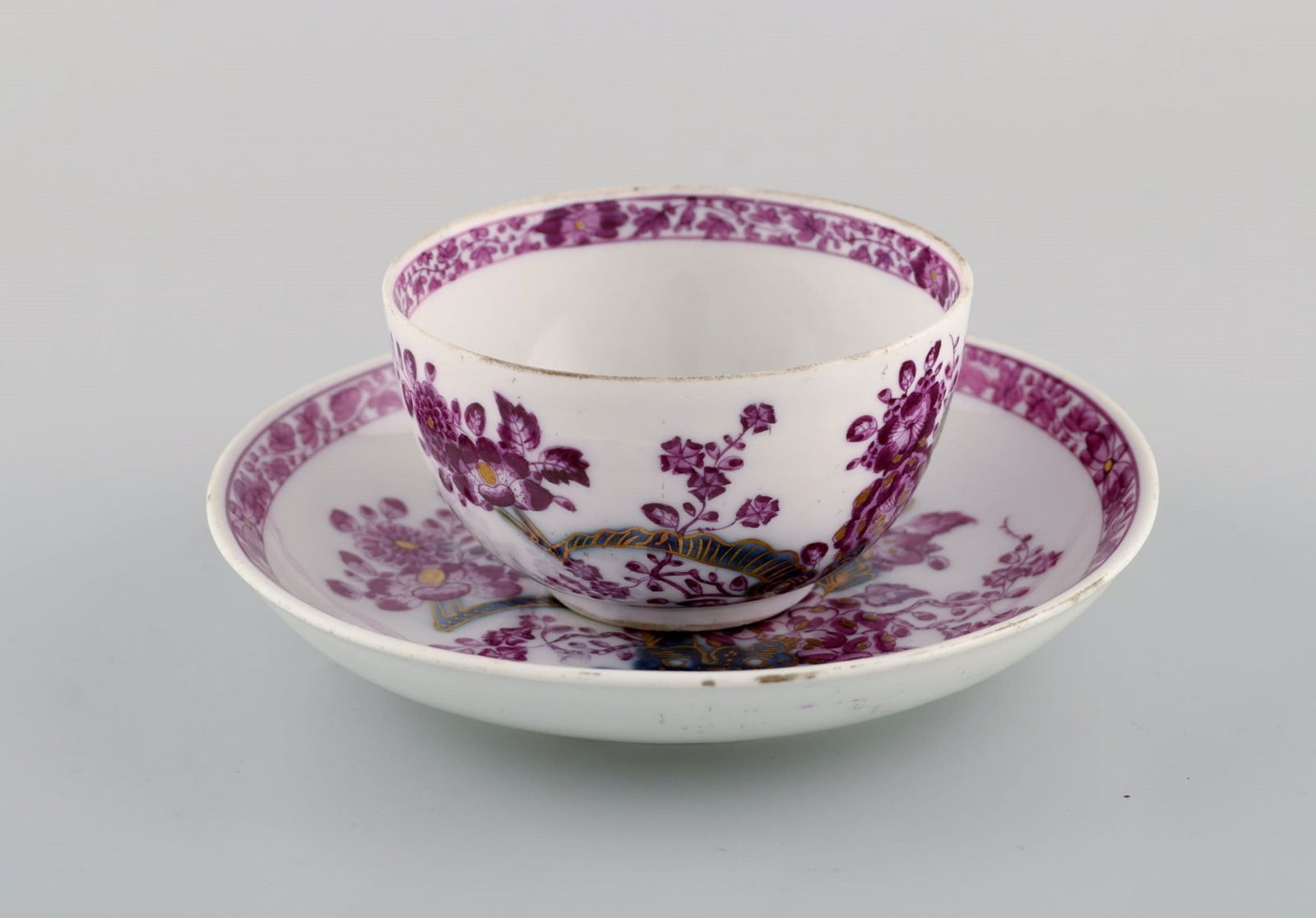 Four antique Meissen teacups with saucers in hand-painted porcelain. Purple flowers and gold - 3